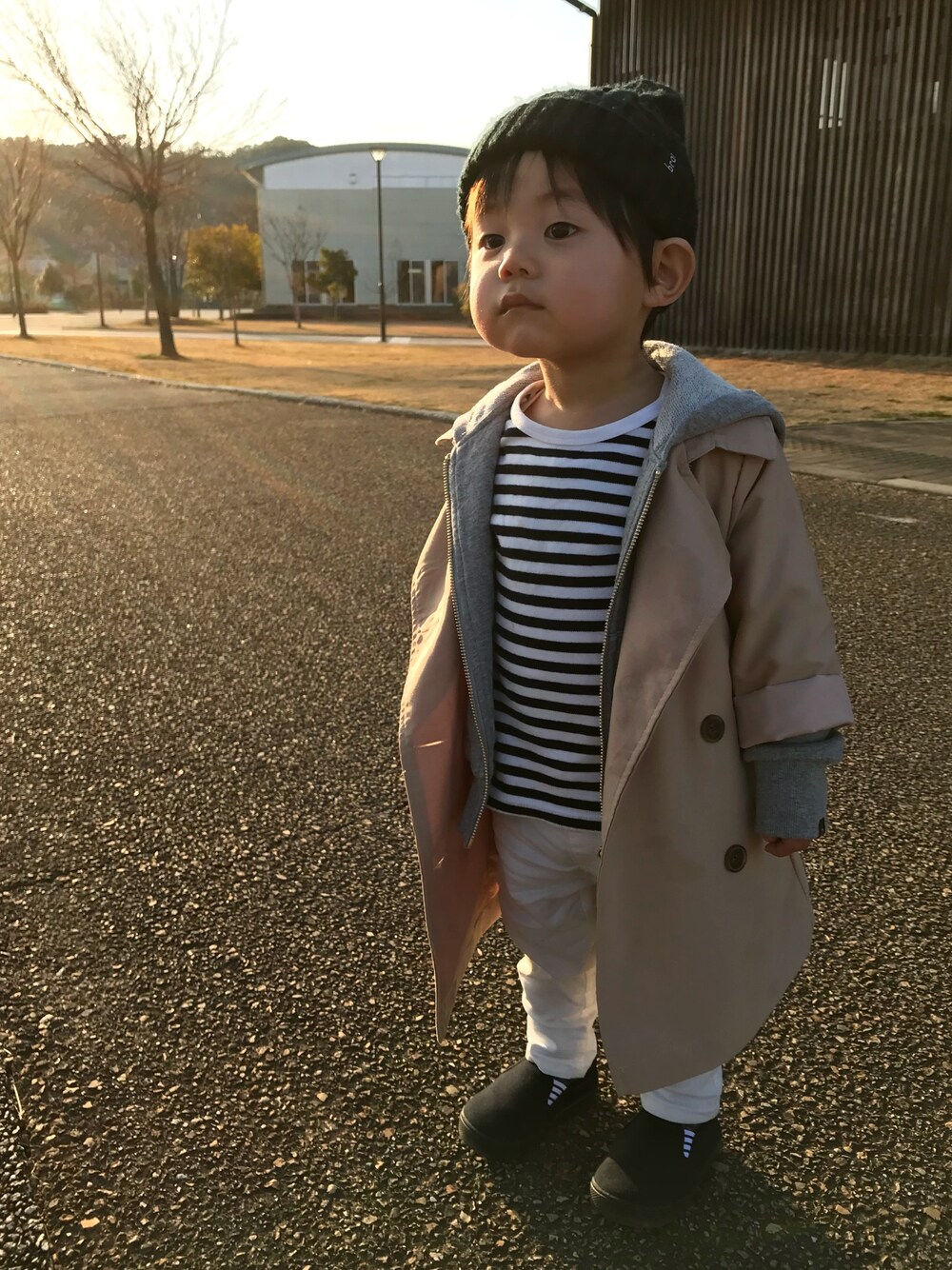 「ブランシェス、トレンチコート、ニット、ボーダー、1歳、1歳9ヶ月、男の子コーデ、おしゃれさんと繋がりたい」｜「BRANSHESのシンプル裏毛パーカー（パーカー、グレー系）」を使った、たけぞさん（キッズ・90cm）の冬コーディネートの1枚目の写真