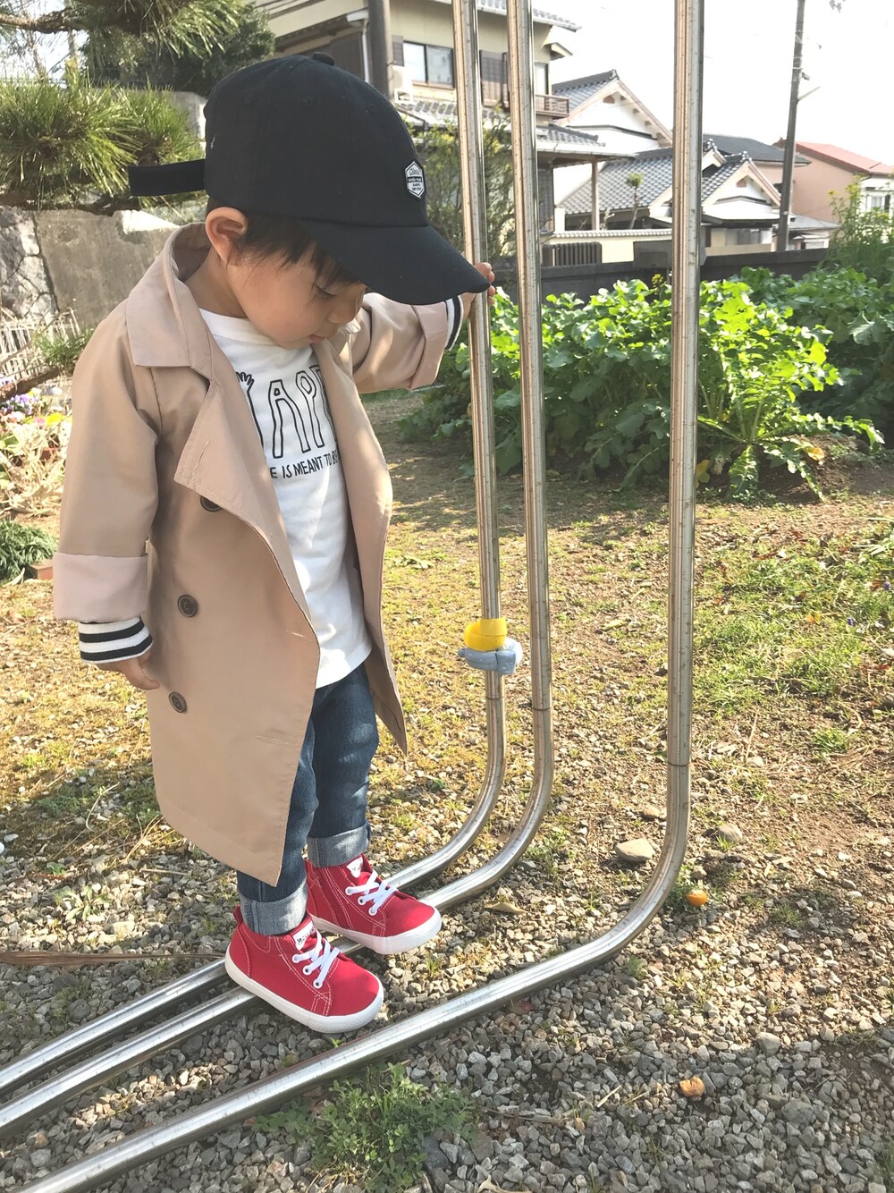「ブランシェス、トレンチコート、キッズファッション、ボーダー、シンプル、男の子コーデ、キャップ、西松屋、birthday、1歳」｜「Birthdayのアイテム（トレンチコート、ベージュ系）」を使った、たけぞさん（キッズ・90cm）の春コーディネートの1枚目の写真