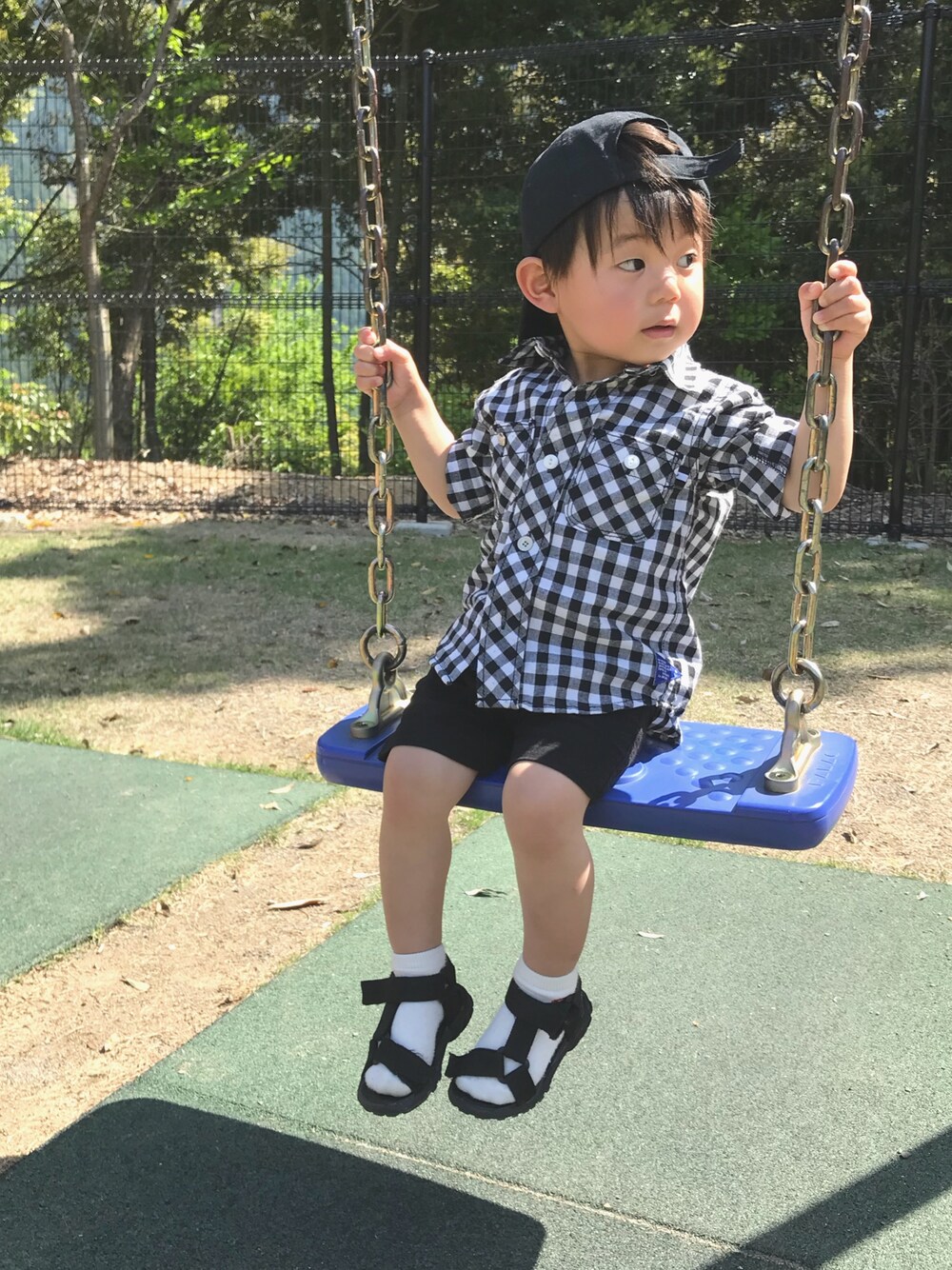 「キッズコーデ、ブランシェス、西松屋、公園、キャップ、ギンガムチェック、スポーツサンダル、白ソックス」｜「BRANSHESの【爽パン】カラーハーフパンツ（その他パンツ、ブラック系）」を使った、たけぞさん（キッズ・90cm）の春コーディネートの1枚目の写真