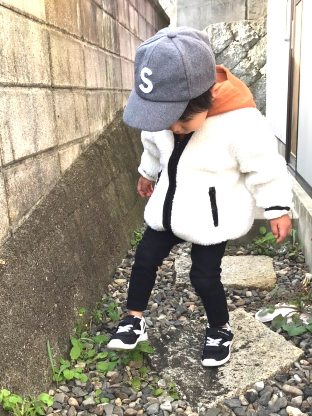 「ブランシェス、ボアジャケット、パーカー、キッズコーデ、2歳、男の子コーデ、おしゃれさんと繋がりたい、秋冬コーデ、韓国ファッション、Branshes」｜「DAISOのアイテム（キャップ、グレー系）」を使った、たけぞさん（キッズ・90cm）の秋コーディネートの1枚目の写真
