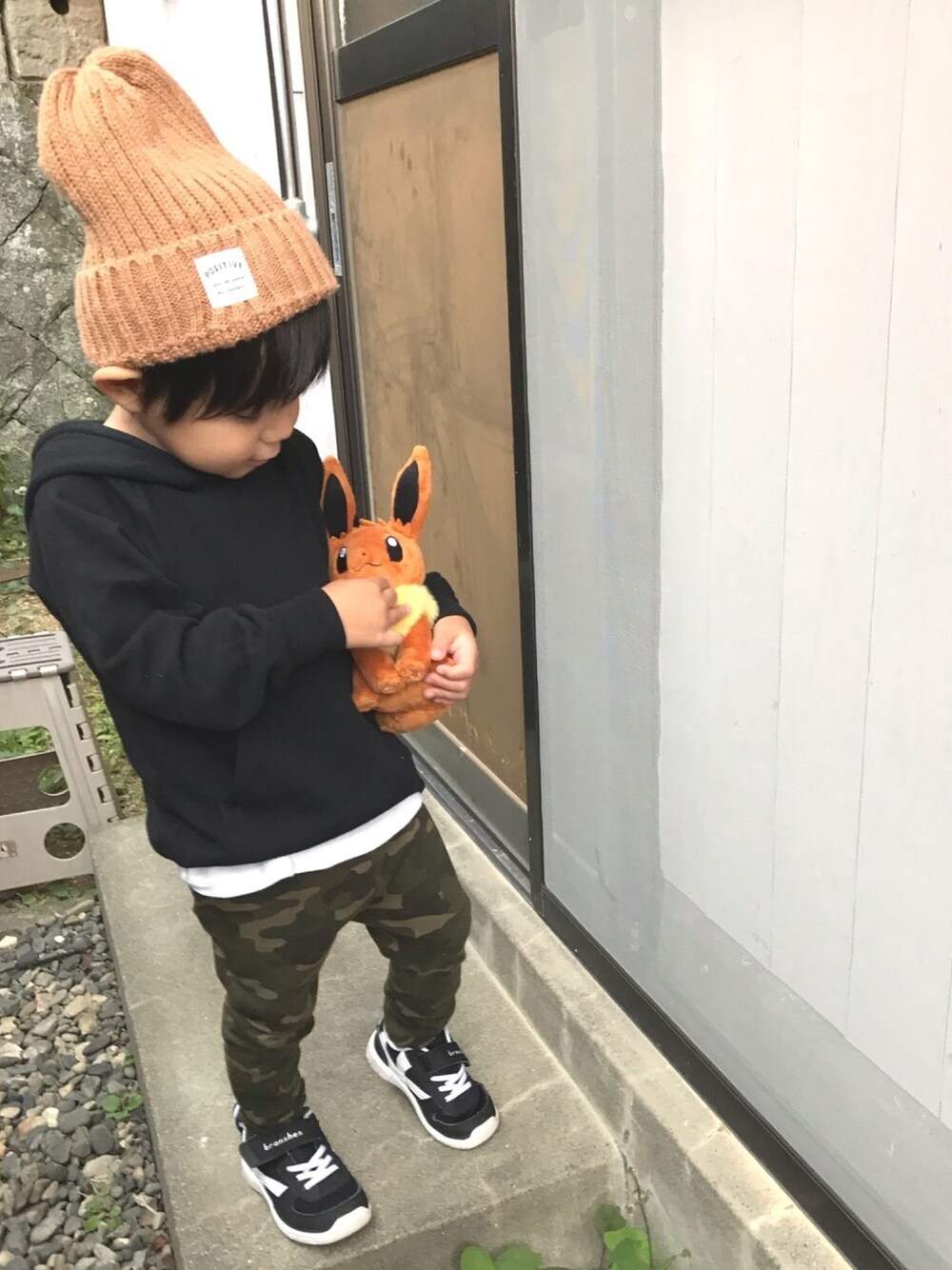 「パーカー、スウェット、黒パーカー、２歳児、キッズコーデ、男の子、男の子コーデ、ブランシェス、ブランシェス(BRANSHES)、おしゃれさんと繋がりたい」｜「DAISOのアイテム（ニットキャップ/ビーニー、ブラウン系）」を使った、たけぞさん（キッズ・90cm）の秋コーディネートの1枚目の写真