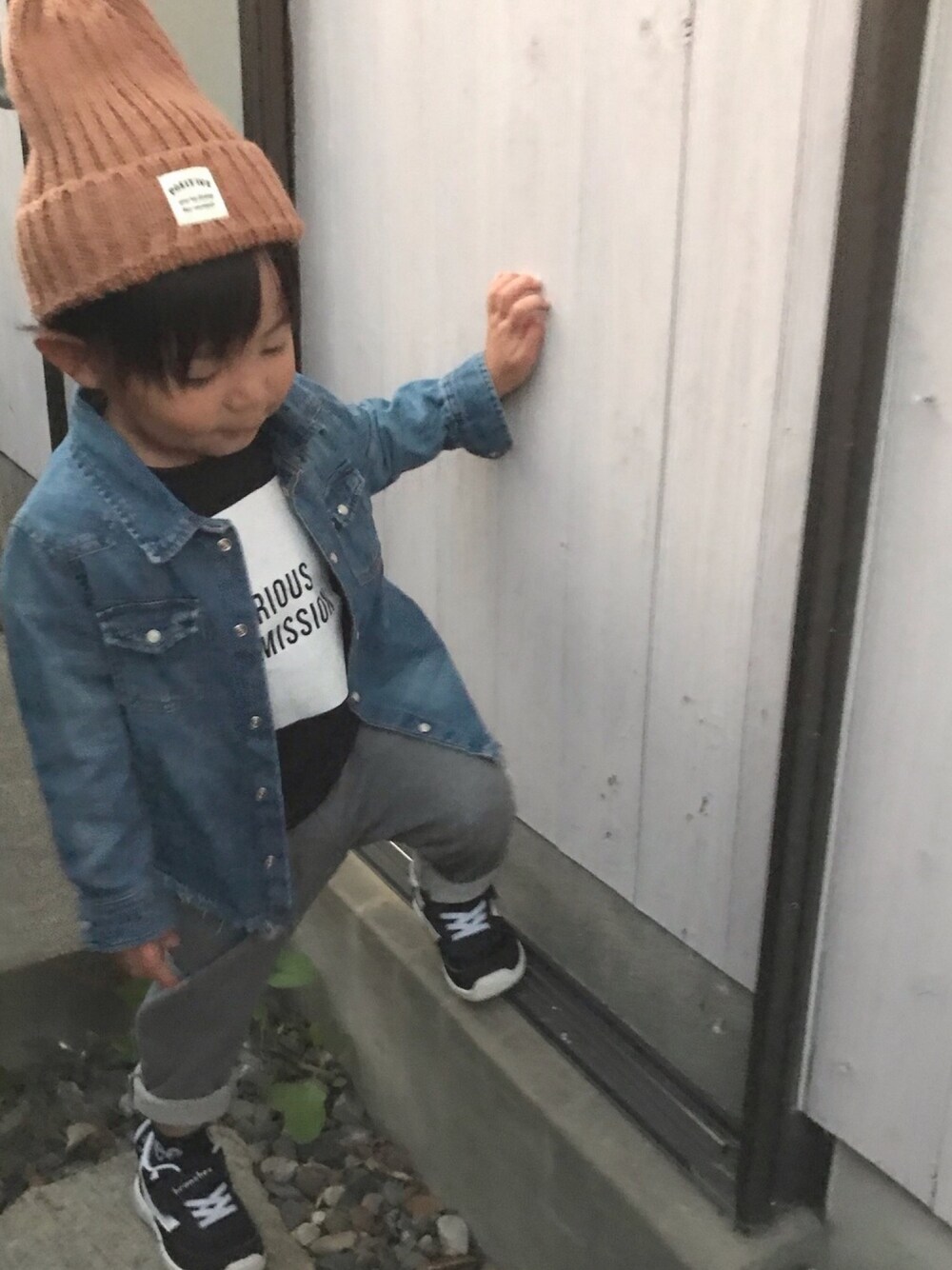 「シンプルおしゃれが好き、ブランシェス(BRANSHES)、男の子コーデ、キッズコーデ、2歳、LEE、ニット帽、デニムシャツ、スウェットパンツ」｜「DAISOのアイテム（ニットキャップ/ビーニー、ブラウン系）」を使った、たけぞさん（キッズ・90cm）の秋コーディネートの1枚目の写真