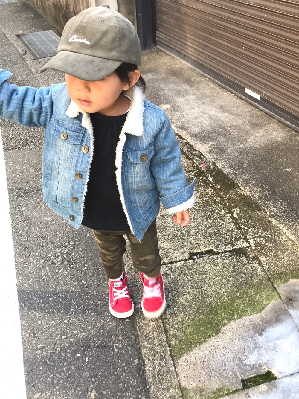 「ブランシェス、ボアジャケット、キャップ、デニム、スニーカー、キッズファッション、2歳、冬コーデ、男の子、シンプル」｜「BRANSHESの刺繍ロゴキャップ（キャップ、グリーン系）」を使った、たけぞさん（キッズ・100cm）の冬コーディネートの1枚目の写真