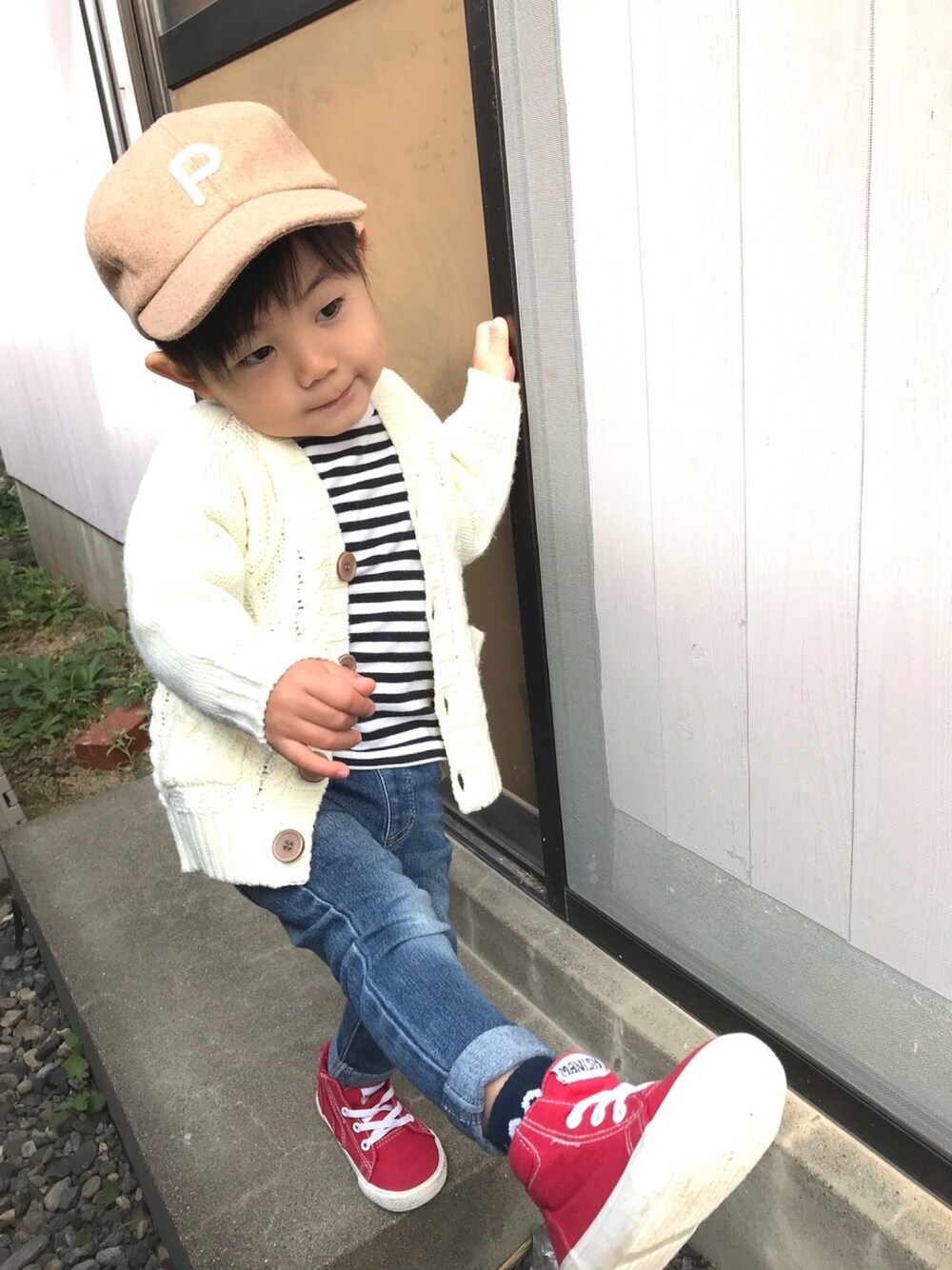 「カジュアルコーデ、kids、男の子、おしゃれさんと繋がりたい、キッズコーデ、カーディガン、ボーダー、キャップ、スニーカー、ブランシェス」｜「DAISOのアイテム（キャップ、ベージュ系）」を使った、たけぞさん（キッズ・100cm）の冬コーディネートの1枚目の写真