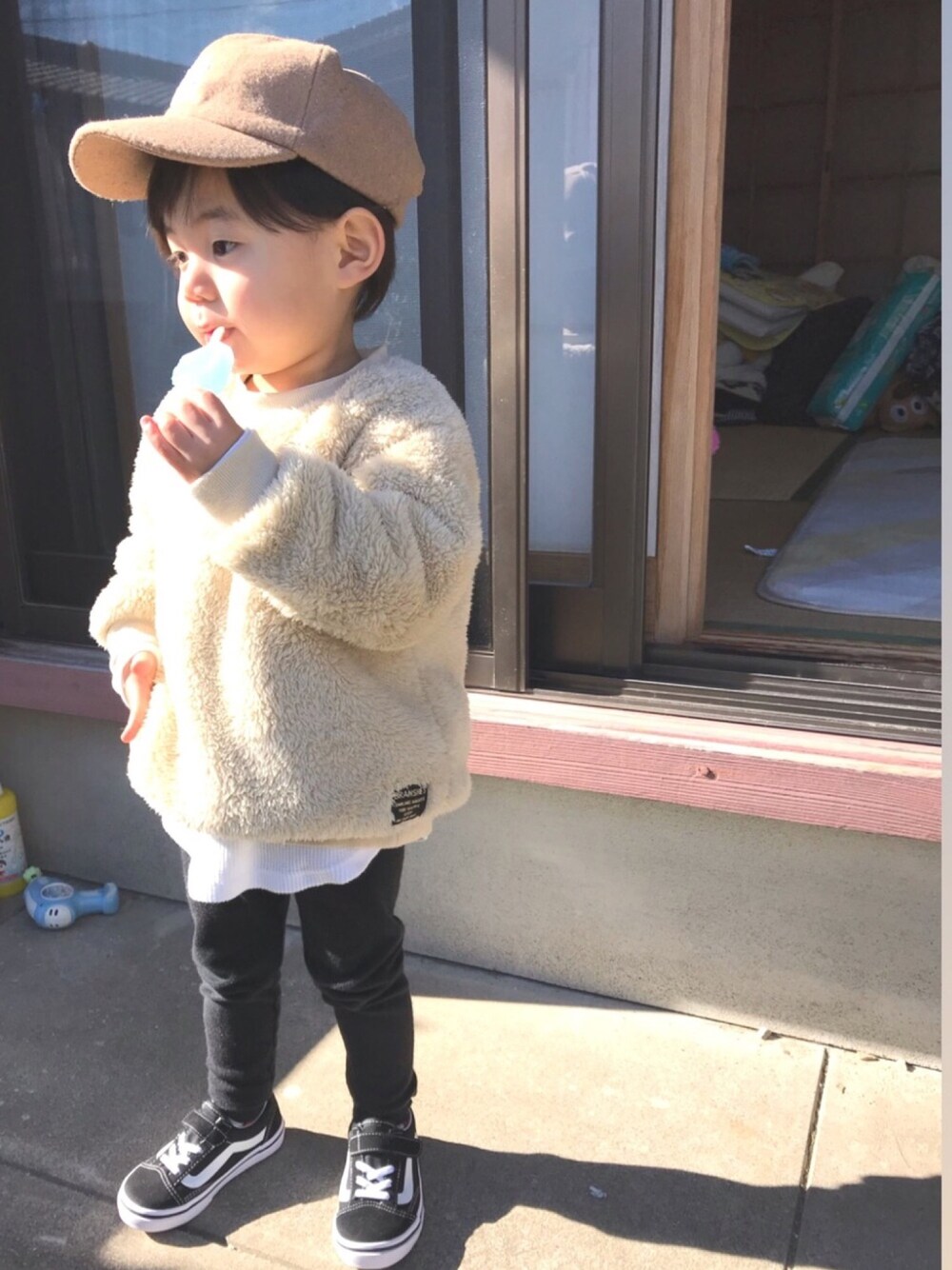 「ブランシェス、バンズ、バンズオールドスクール、スニーカー、キッズコーデ、キャップ、冬コーデ、男の子、2歳」｜「BRANSHESの両面ボアトレーナー（スウェット、ベージュ系）」を使った、たけぞさん（キッズ・100cm）の冬コーディネートの1枚目の写真