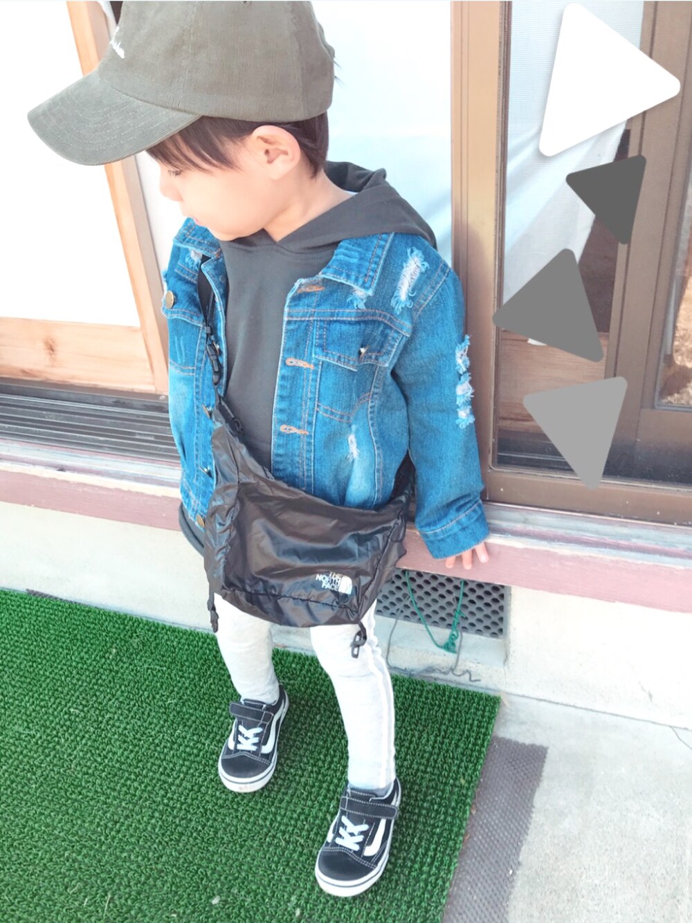 「キッズファッション、レイヤードstyle、シンプル、レイヤードスタイル、男の子コーデ、おしゃれさんと繋がりたい、デニムジャケット、VANS、Branshes、THE NORTH FACE」｜「THE NORTH FACEのアイテム（ショルダーバッグ、ブラック系）」を使った、たけぞさん（キッズ・100cm）の冬コーディネートの1枚目の写真
