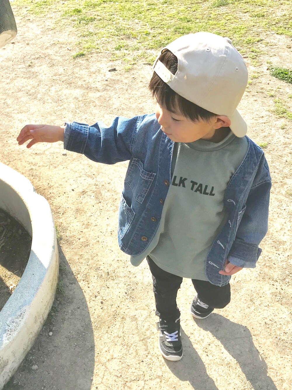 「キッズコーデ、キッズファッション、男の子、カジュアル、キャップ、デニムジャケット、ブランシェス、Branshes、春コーデ」｜「BRANSHESのノーカラーデニムジャケット（デニムジャケット、ブルー系）」を使った、たけぞさん（キッズ・100cm）の春コーディネートの1枚目の写真