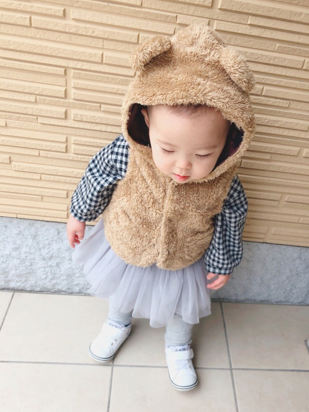 「秋冬コーデ、petitmain、babygap、ボアベスト、くま耳、1歳3ヶ月、女の子、シンプル、アイラブCONVERSE」｜「petit mainのチビギンガムパフ８分袖カットソー（Tシャツ/カットソー、ブラック系）」を使った、oto.︎さん（キッズ・80cm）の秋コーディネートの1枚目の写真