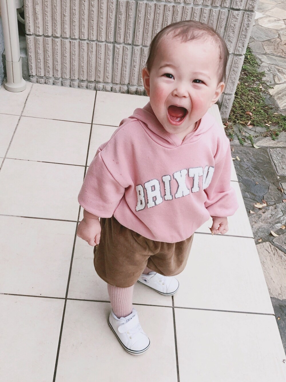 「秋冬コーデ、シンプルコーデ、1歳、1歳4ヶ月、女の子、おはげちゃん、パーカー、リバーシブル、くすみピンク」｜「GLOBAL WORKの【キッズ】ボリュームソデパーカー長袖/813690（パーカー、ピンク系）」を使った、oto.︎さん（キッズ・80cm）の冬コーディネートの1枚目の写真