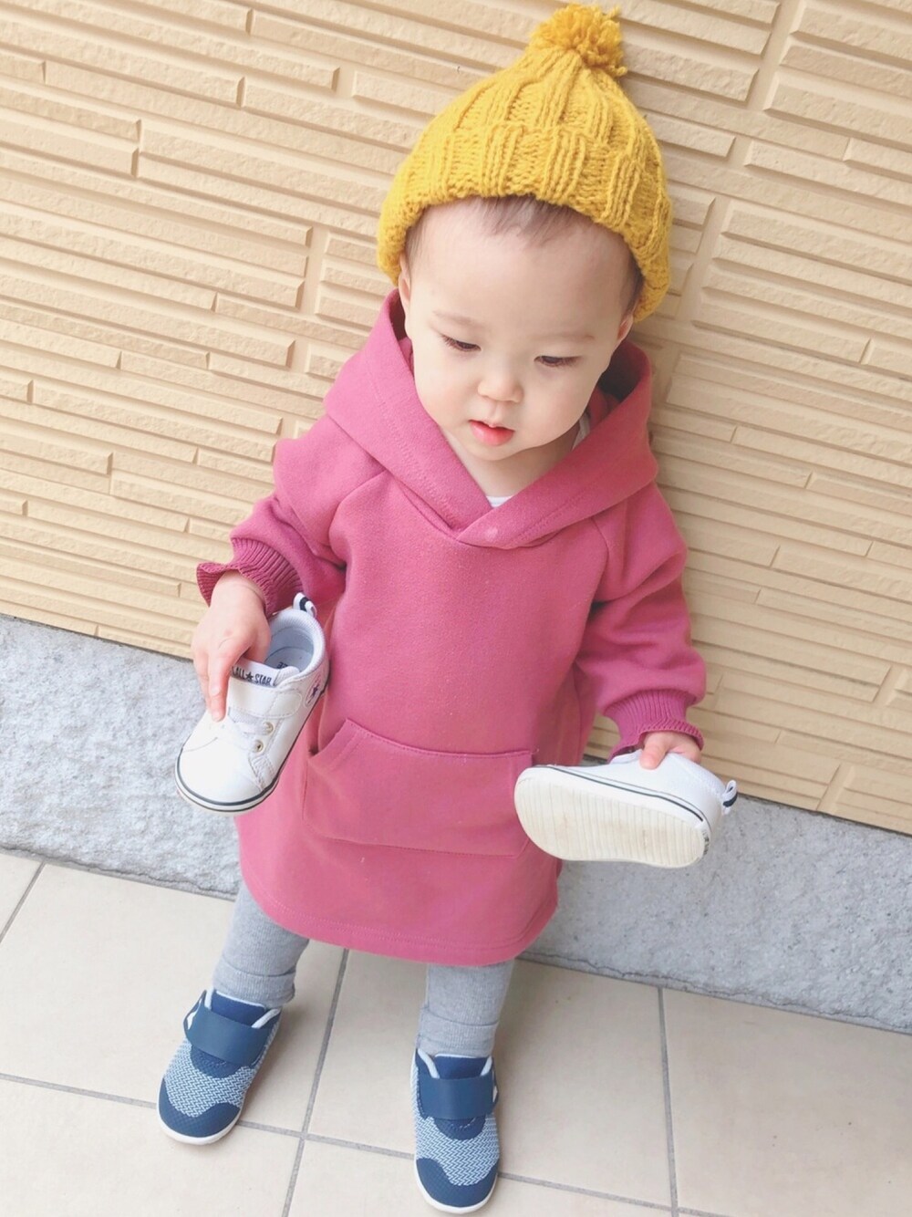 「秋コーデ、女の子、シンプルコーデ、1歳3ヶ月、ワンピース、petit main、UNIQLO、New Balance、ハンドメイド、ニット帽」｜「petit mainのパーカーロングワンピース（ワンピース、ピンク系）」を使った、oto.︎さん（キッズ・80cm）の秋コーディネートの1枚目の写真