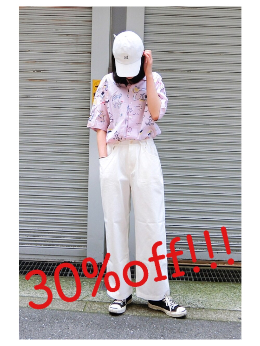 ホワイト系のその他パンツ、ピンク系のシャツ/ブラウスを着用したレディースの夏コーディネートの1枚目の写真