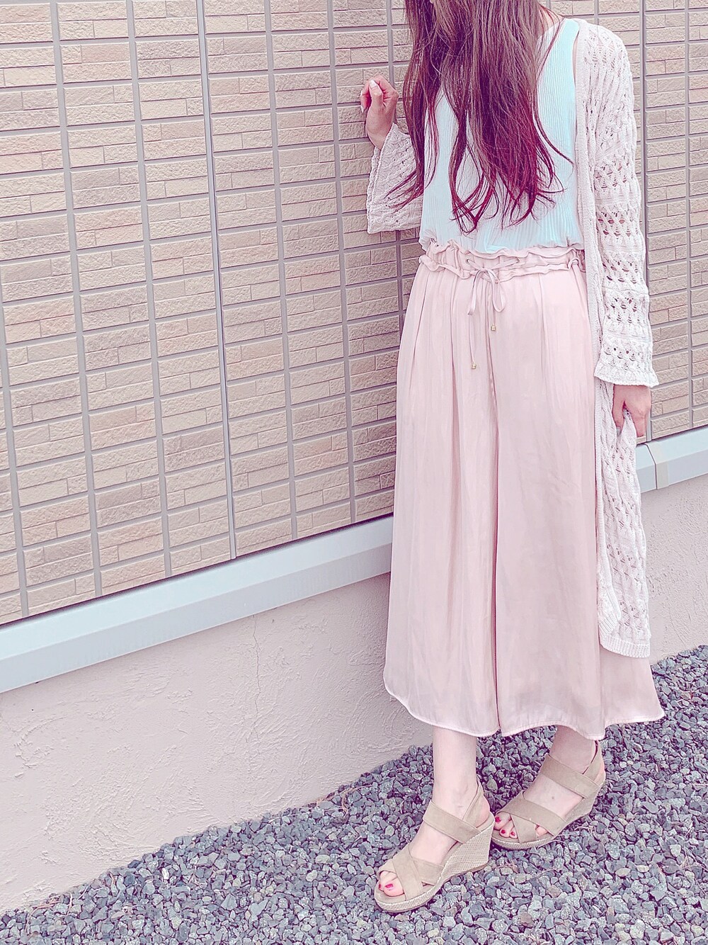 「マーキュリーデュオ(MERCURYDUO)、フェミニン、ママコーデ、ママファッション、おしゃれさんと繋がりたい、大人ガーリー」｜「MERCURYDUOの【DUO】 カギ針ニットGW（カーディガン/ボレロ、ベージュ系）」を使った、Kanonさん（レディース・155cm）の夏コーディネートの1枚目の写真