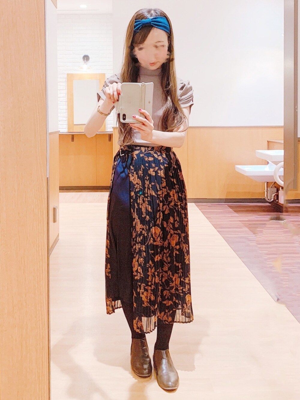 「低身長、ママコーデ、ママファッション、大人コーデ、ロングスカート、花柄スカート、巻きスカート、秋のコーデ、大人ガーリー、ヘアバンド」｜「ROYAL PARTYのパワーショルダープチハイトップス（Tシャツ/カットソー、ベージュ系）」を使った、Kanonさん（レディース・155cm）の秋コーディネートの1枚目の写真