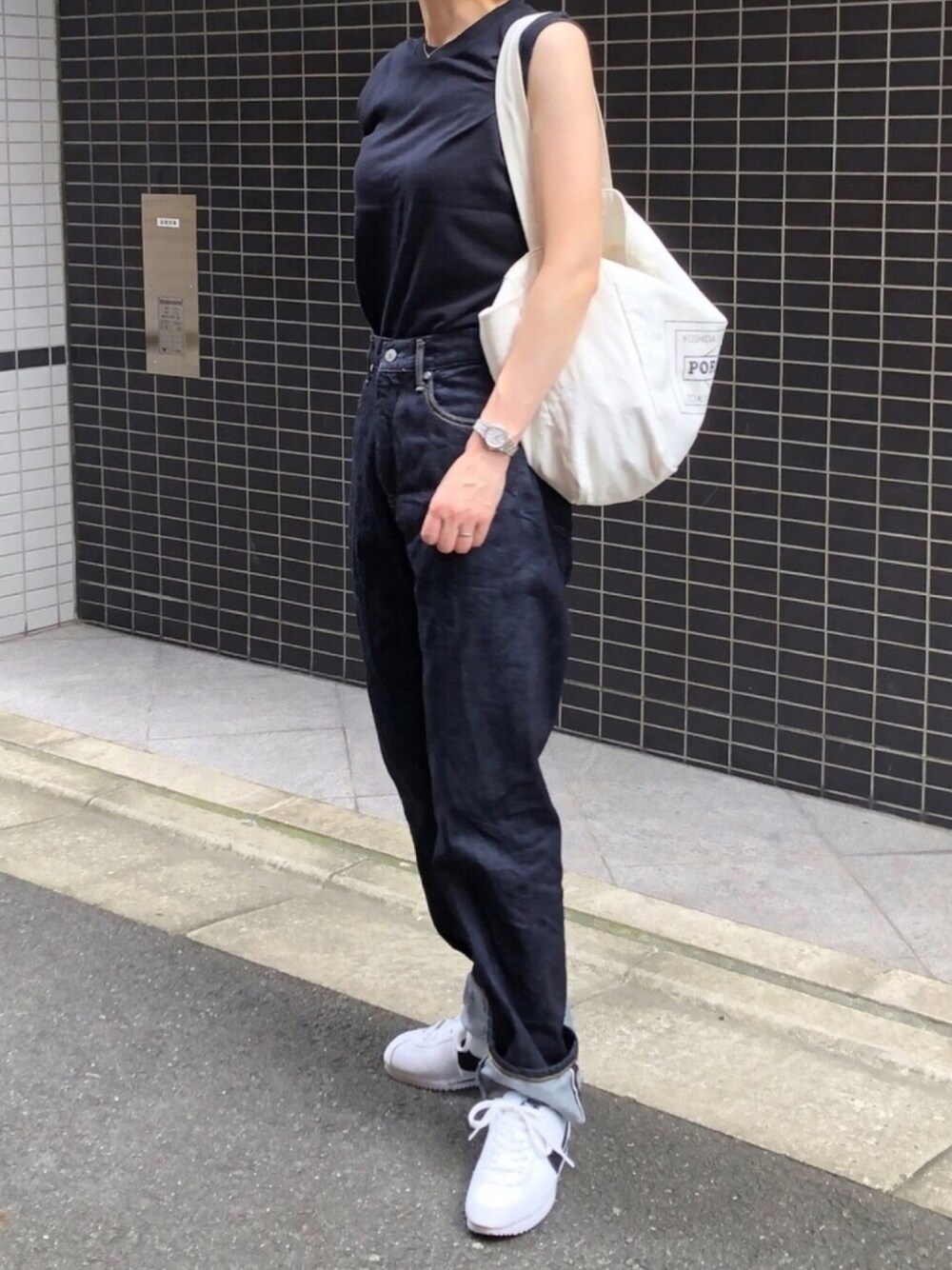 「休日コーデ、シンプル、夏、カジュアルコーデ、オトナカジュアル、オトナ女子、休日スタイル、ラクチンコーデ、スニーカー、シンプルコーデ」｜「URVINのハイウエストテーパードデニムパンツ [Jeanne] : OW（デニムパンツ、ブルー系）」を使った、とりさん（レディース・163cm）の夏コーディネートの1枚目の写真
