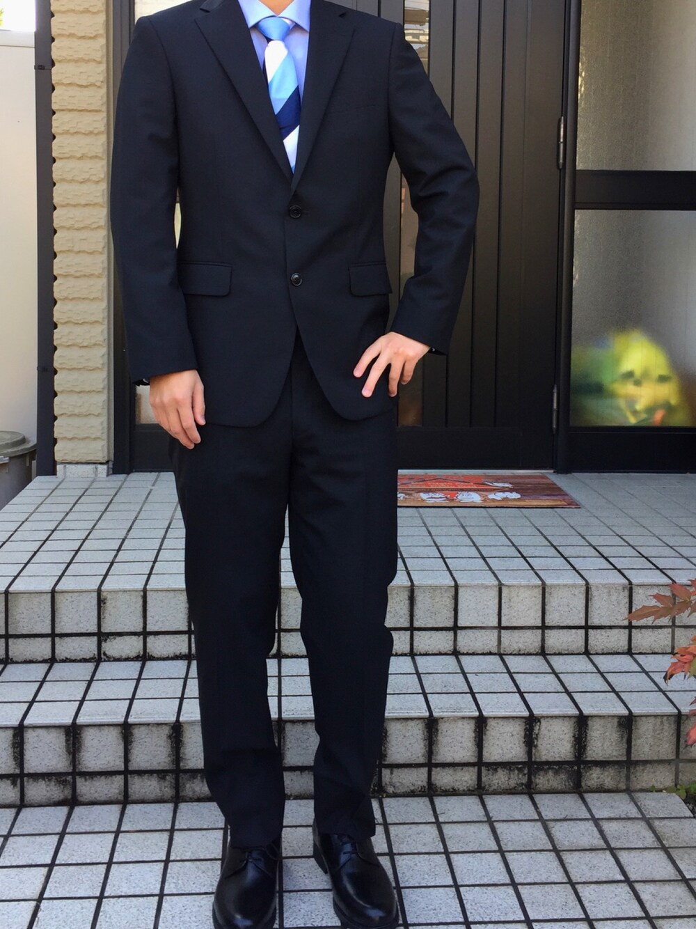 「入学式」｜「青山のアイテム（スーツパンツ、ブラック系）」を使った、tomoさん（メンズ・174cm）の春コーディネートの1枚目の写真