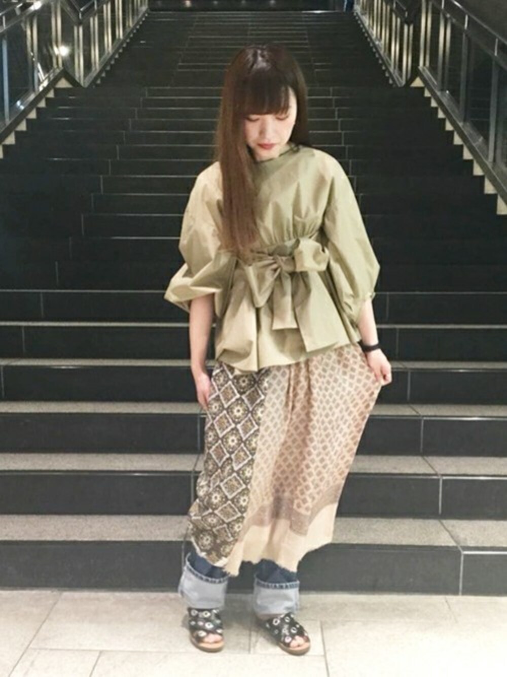 「デニム、ブラウス、カジュアル、エスニック、ベージュ、リボン、サンダル、Khaju」｜「Khajuの《予約》 Khaju:ボリュームスリーブリボンブラウス◆（シャツ/ブラウス、ベージュ系）」を使った、宮坂さん（レディース・164cm）の冬コーディネートの1枚目の写真