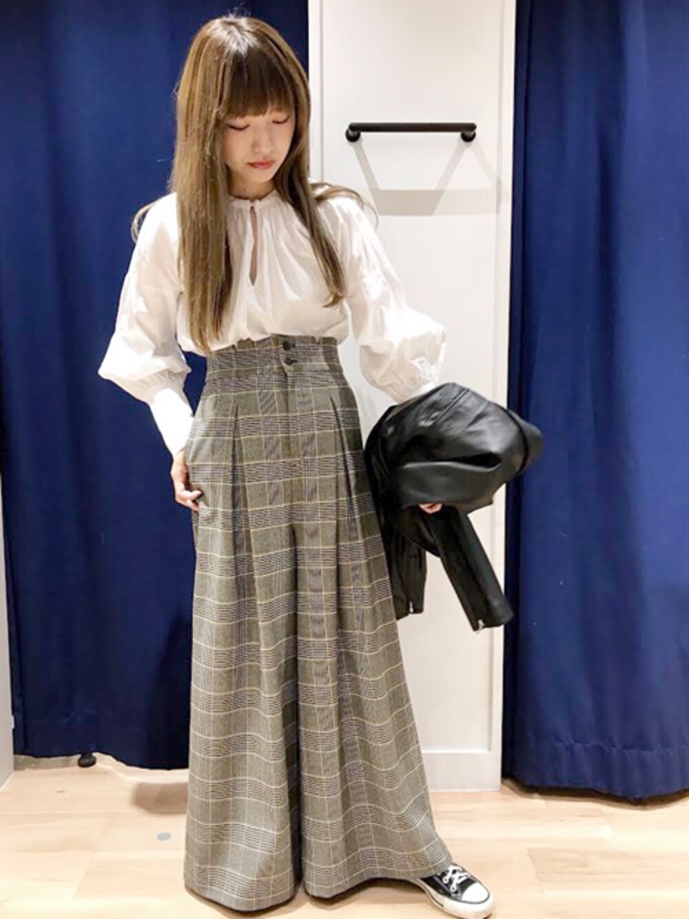「ライダース、チェックパンツ、SHIPS、Khaju、BLUESTORE」｜「KhajuのKhaju:チェックノッチベルトワイドパンツ（その他パンツ、グレー系）」を使った、宮坂さん（レディース・164cm）の秋コーディネートの1枚目の写真