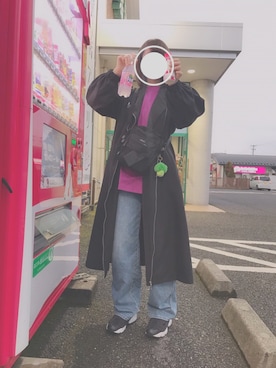 「パープル×黒」｜「アイテム（デニムパンツ）」を使った、りささん（レディース・165cm）の冬コーディネート