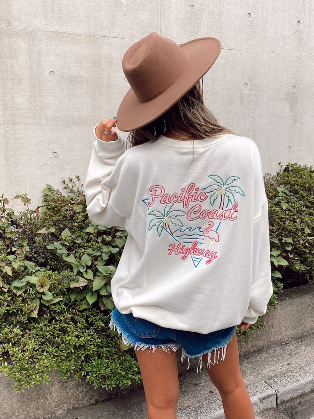 「カジュアル、秋のコーデ、刺繍、ショーパン、ネオンカラー、ラフコーデ、カジュアルコーデ、秋コーデ、autumn、ネオンサイン」｜「anap mimpiのカラフル刺繍スウェットトップス（スウェット、ホワイト系）」を使った、yuho_wearさん（レディース・164cm）の秋コーディネートの1枚目の写真