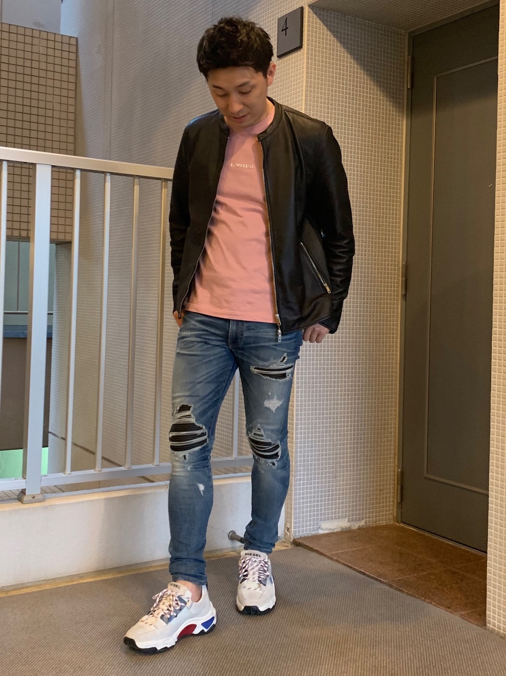 「大人カジュアル、はるコーデ、春、アミリ、デニム、スニーカーコーデ、ディーゼル、Tシャツ、ootd、お花見コーデ」｜「AMIRIのAmiri - distressed biker panel skinny jeans - men - コットン/スパンデックス - 34（デニムパンツ、ブルー系）」を使った、chi♡さん（メンズ・178cm）の春コーディネートの1枚目の写真