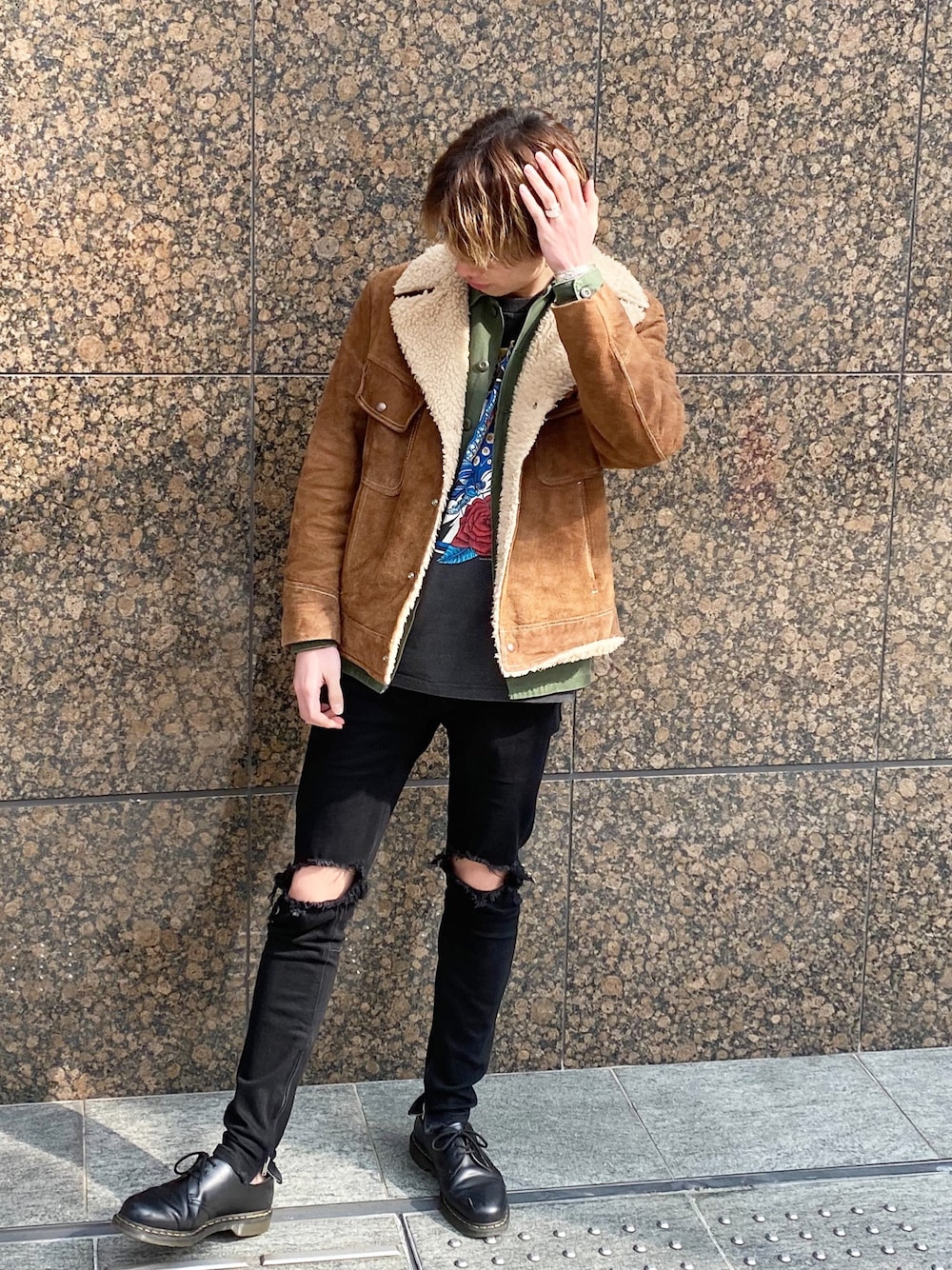 「おしゃれさんと繋がりたい、今日のコーデ、フォローミー、休日スタイル、春、相互フォロー、ブラックコーデ、ストリートMIX、vintage、春コーデ」｜「Dr. MartensのDr.Martens / ドクターマーチン 1461 3EYE GIBSON SHOE 3ホール ギブソン シューズ（ドレスシューズ、ブラック系）」を使った、たかしさん（メンズ・187cm）の冬コーディネートの1枚目の写真