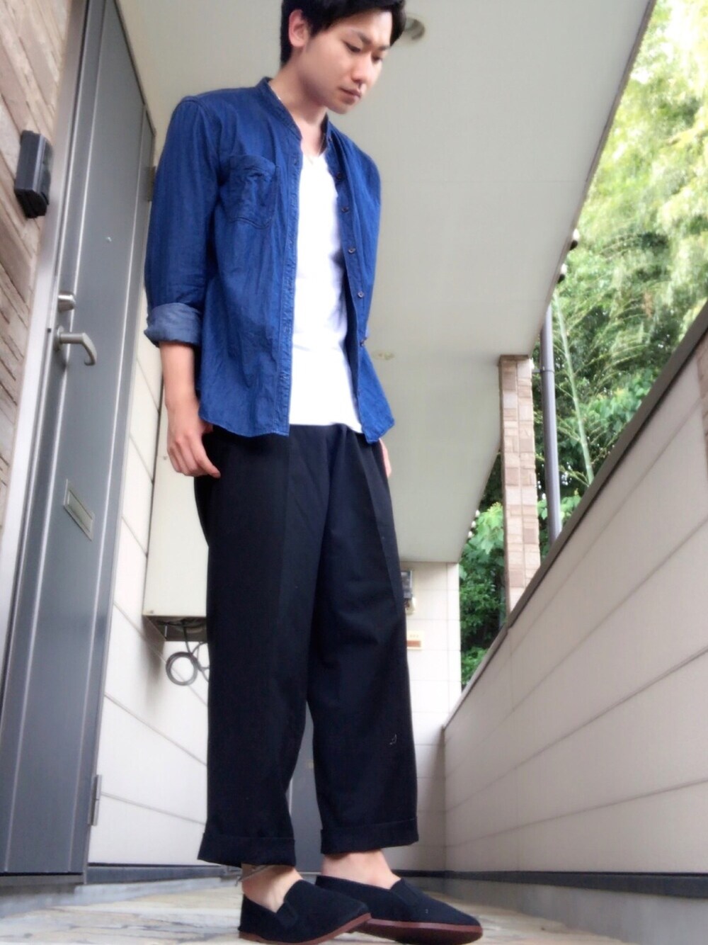 「ワイドパンツ、プチプラ、デニムシャツ、シンプル、カジュアル、きれいめカジュアル、オトナカジュアル、GAP、シンプルコーデ」｜「チャイハネの【チャイハネ】カラーレザーブレスレット（ブレスレット、ブラウン系）」を使った、kyosukeさん（メンズ・172cm）の夏コーディネートの1枚目の写真
