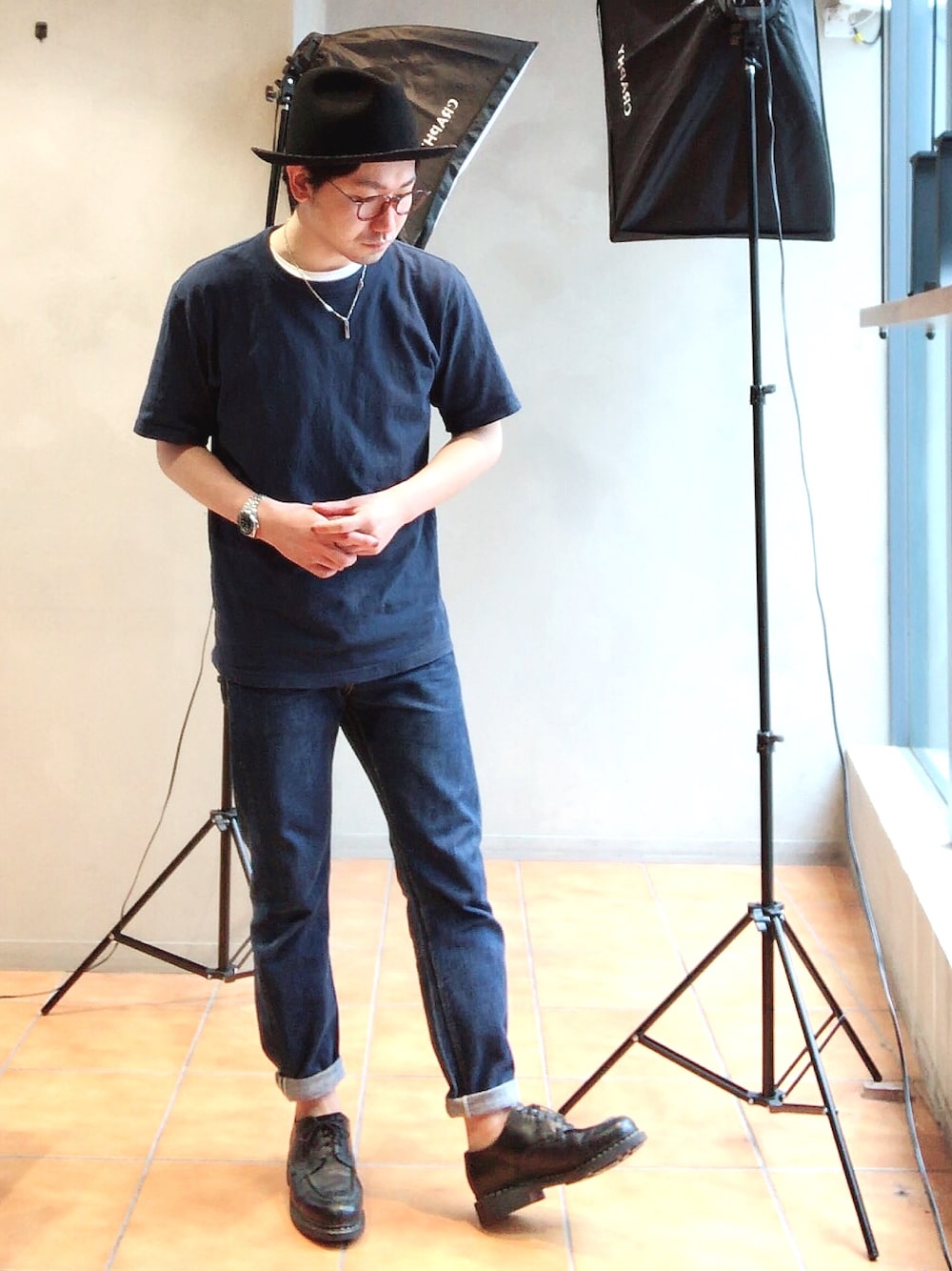 「肌ウーノ、UNIQLO、Tシャツ、ハット、シンプル、きれいめカジュアル、オトナカジュアル、ネイビー、Paraboot、めがね」｜「UNIQLOのクルーネックT（半袖）（Tシャツ/カットソー、ブルー系）」を使った、kyosukeさん（メンズ・172cm）の春コーディネートの1枚目の写真
