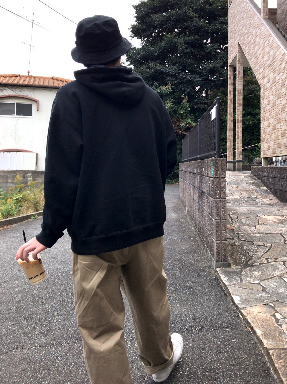 「オトナカジュアル、バケットハット、パーカー、STUDIOUS、FREAK’Ｓ STORE、オニツカタイガー、チノパン、シンプル、シンプルコーデ、大人カジュアル」｜「STUDIOUSの【STUDIOUS】ビッグシルエットシルキー裏毛フードパーカー（パーカー、ブラック系）」を使った、kyosukeさん（メンズ・172cm）の秋コーディネートの1枚目の写真