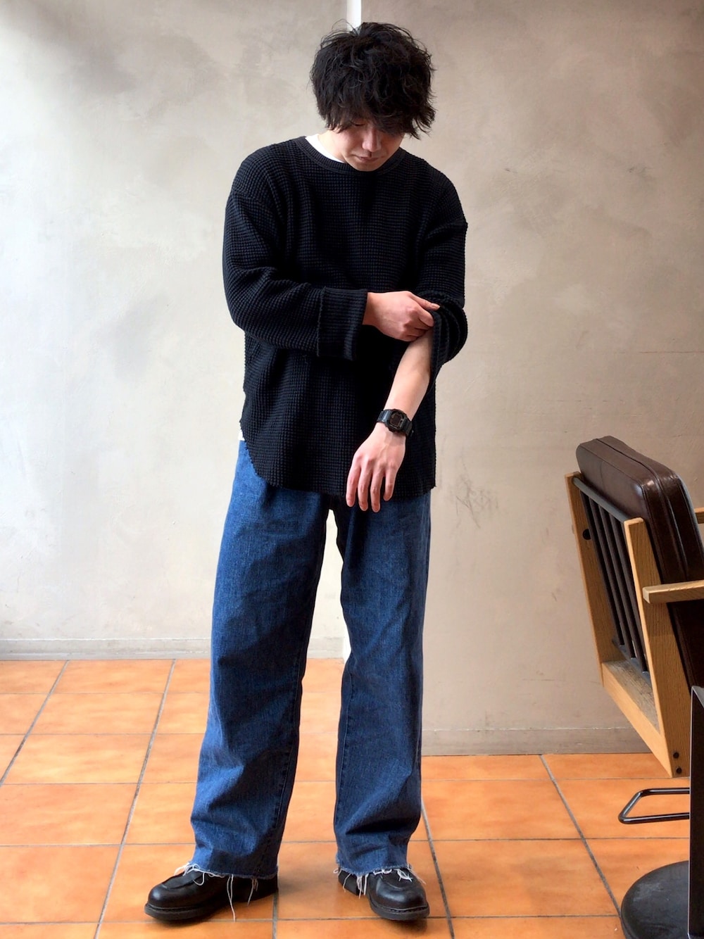 ブラック系のTシャツ/カットソー、ブラック系のドレスシューズ、ブルー系のデニムパンツを着用したメンズの冬コーディネートの1枚目の写真