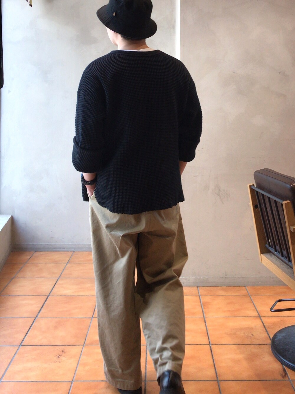 ブラック系のTシャツ/カットソー、ベージュ系のその他パンツ、ブラック系のハットを着用したメンズの春コーディネートの1枚目の写真