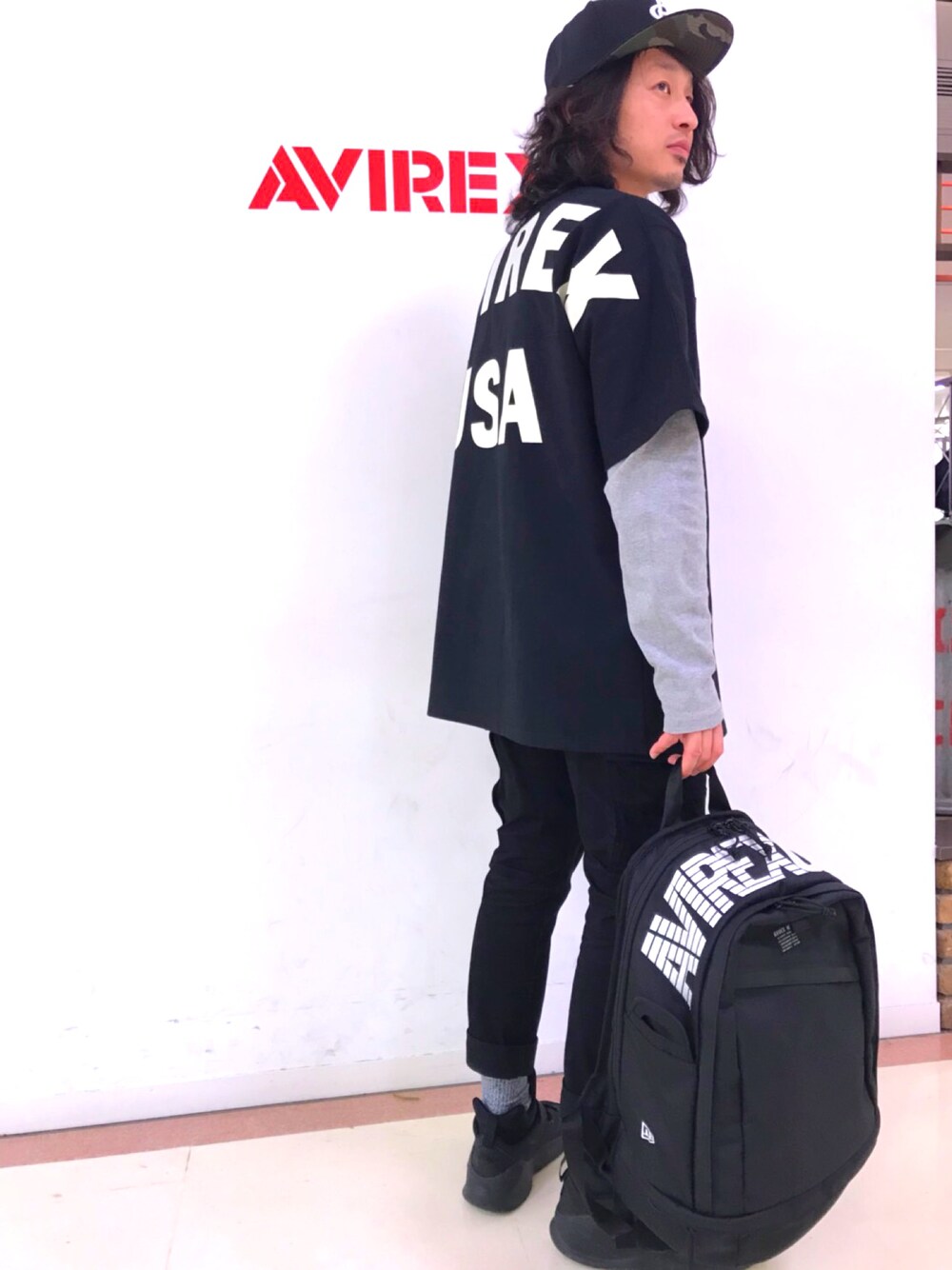 「AVIREX、NEWERA、モノトーン、スポーツミックス、休日スタイル、ootd、カジュアルコーデ、黒スキニー、黒コーデ、streetstyle」｜「NEW ERAのAVIREX×NEW ERA/アヴィレックス×ニューエラ/ 9フィフティー マイファースト/ 9FIFTY MY 1st（キャップ、ブルー系）」を使った、RYO-SUKEさん（メンズ・173cm）の春コーディネートの1枚目の写真