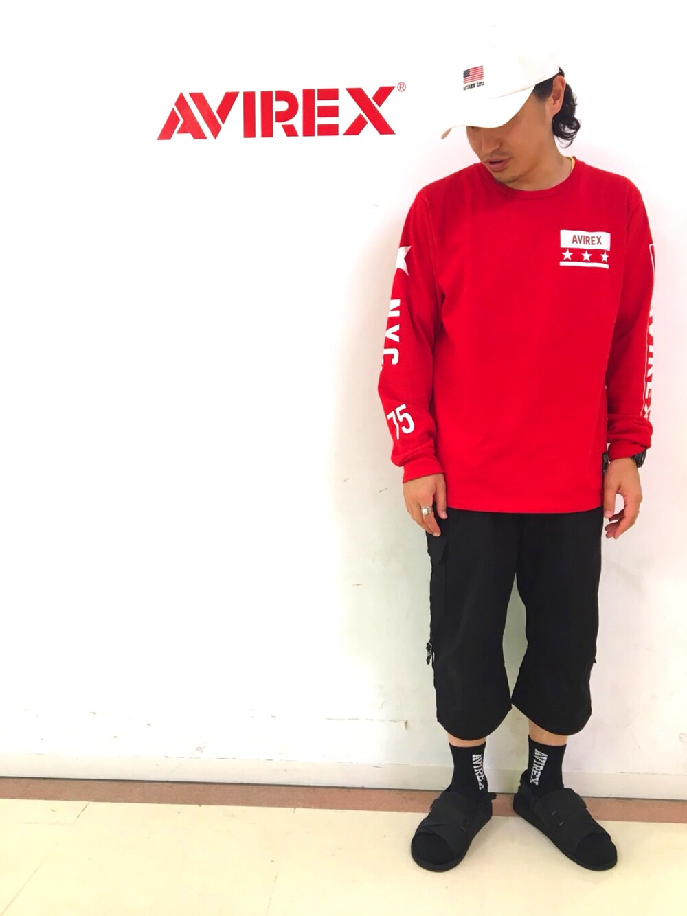 「シンプルコーデ、カジュアルコーデ、ブラック、ゆるコーデ、スポーツミックス、スポーツサンダル、AVIREX、秋のコーデ、ショートパンツ、キャップ」｜「AVIREXのCREW NECK TEE SLEEVE（Tシャツ/カットソー、レッド系）」を使った、RYO-SUKEさん（メンズ・173cm）の夏コーディネートの1枚目の写真