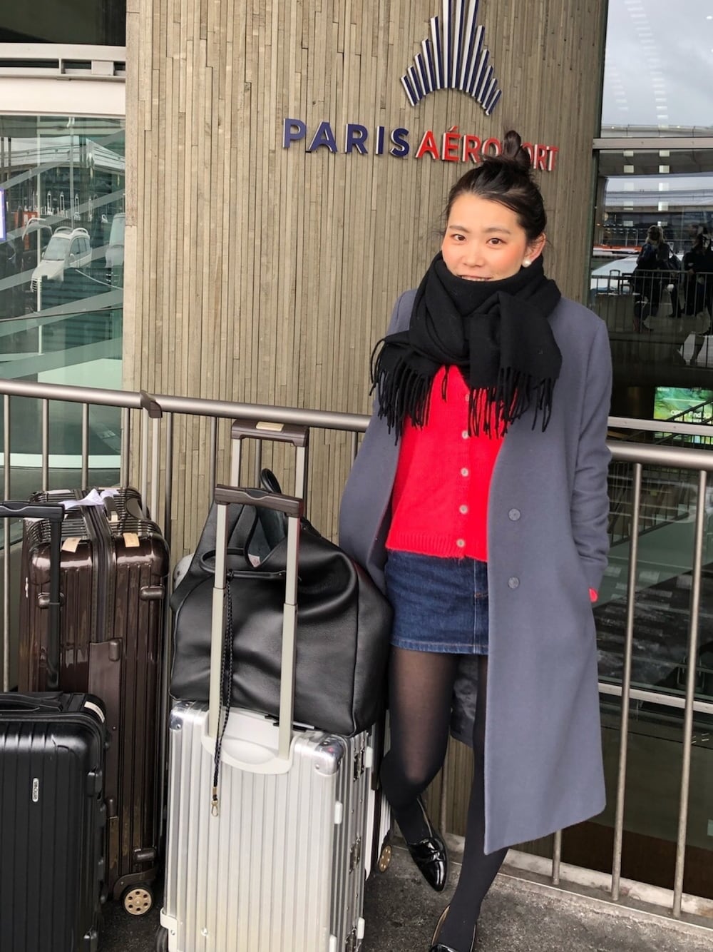 「シンプルコーデ、カジュアルコーデ、低身長コーデ、ミニスカート、ピンクコーデ、PARIS、CDG、ノーカラーコート、オペラシューズ、おだんごヘアー」｜「URBAN RESEARCHのアイテム（チェスターコート、グレー系）」を使った、ocamさん（レディース・152cm）の秋コーディネートの1枚目の写真
