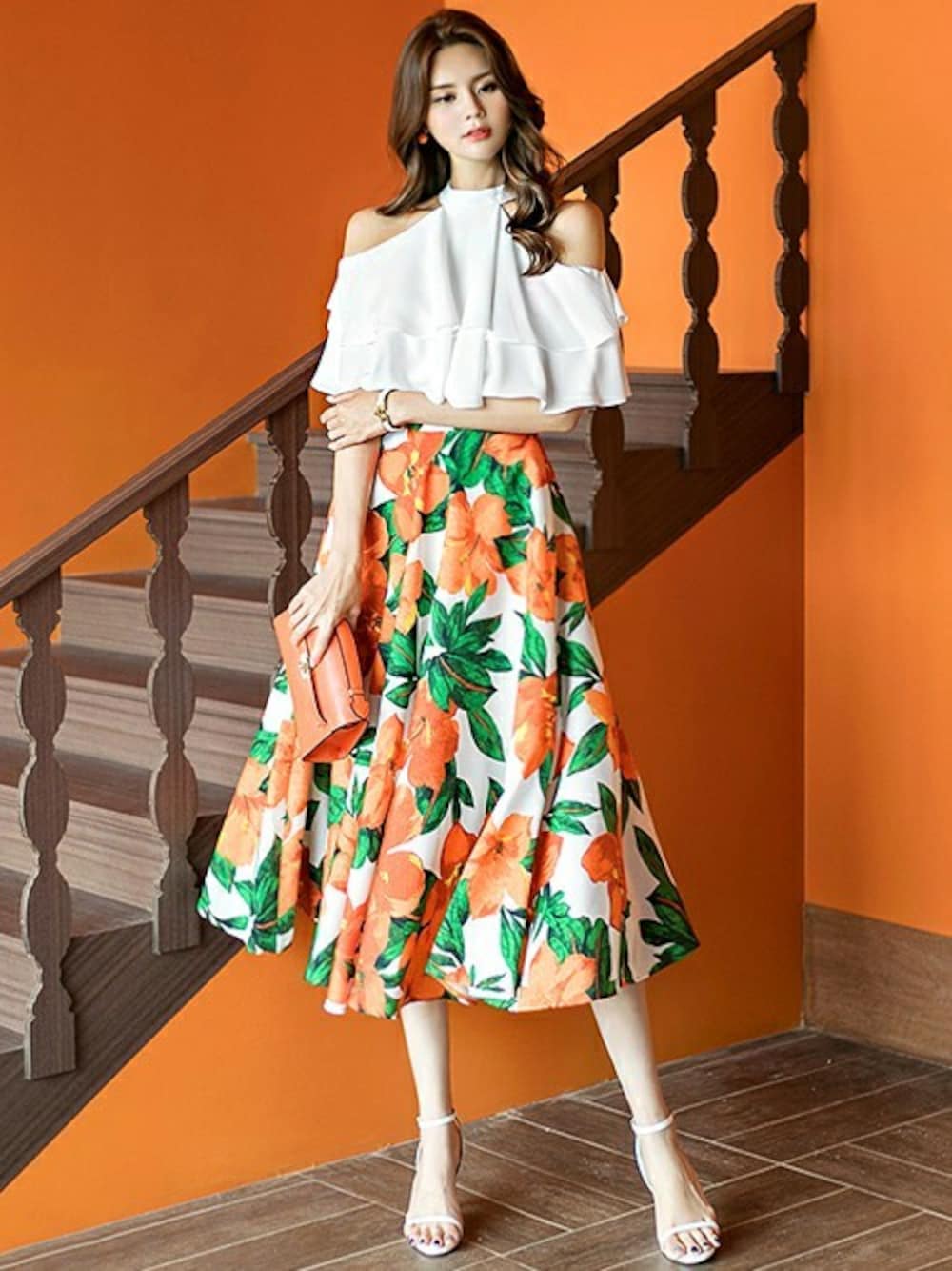 ホワイト系のシャツ/ブラウス、オレンジ系のスカートを着用したレディースの夏コーディネートの1枚目の写真