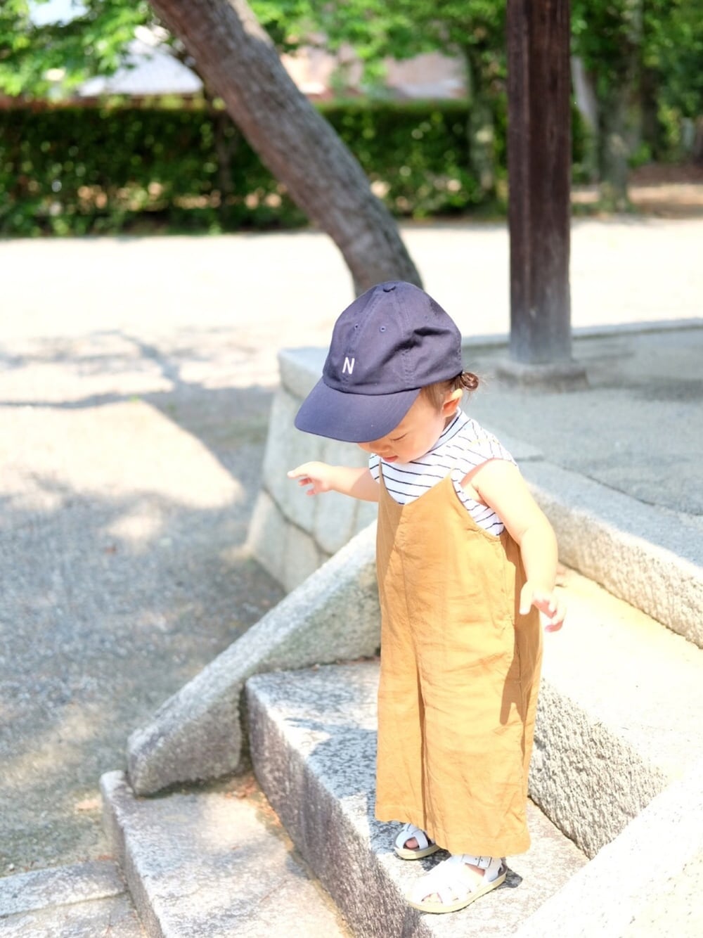 「サロペット、ちびボーダー族、キャップ、キャップ女子、ソルトウォーターサンダル、saltwatersandls、女の子、夏、2歳2ヶ月」｜「quoti use fithのロゴキャップ（キャップ、ブルー系）」を使った、m & s & nさん（キッズ・80cm）の夏コーディネートの1枚目の写真