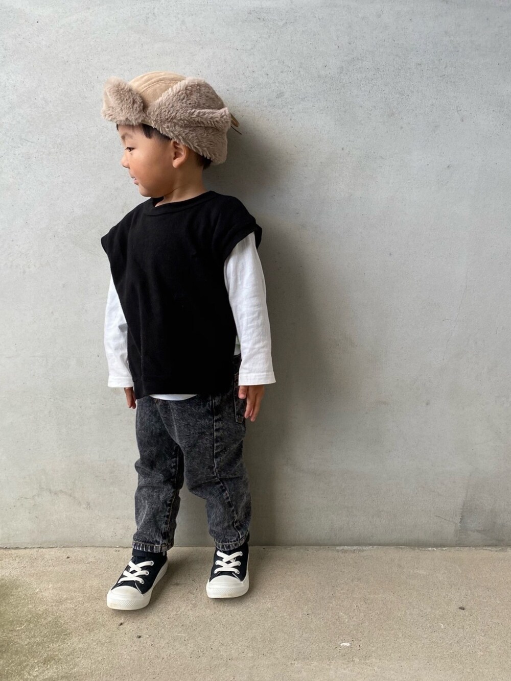 「Branshes、ワントーンコーデ、ベスト×シャツ、ベスト、デニムパンツ、ケミカルウォッシュ、コンバース、フライトキャップ」｜「BRANSHESのベスト重ね着長袖Tシャツ（Tシャツ/カットソー、ブラック系）」を使った、m & s & nさん（キッズ・90cm）の秋コーディネートの1枚目の写真
