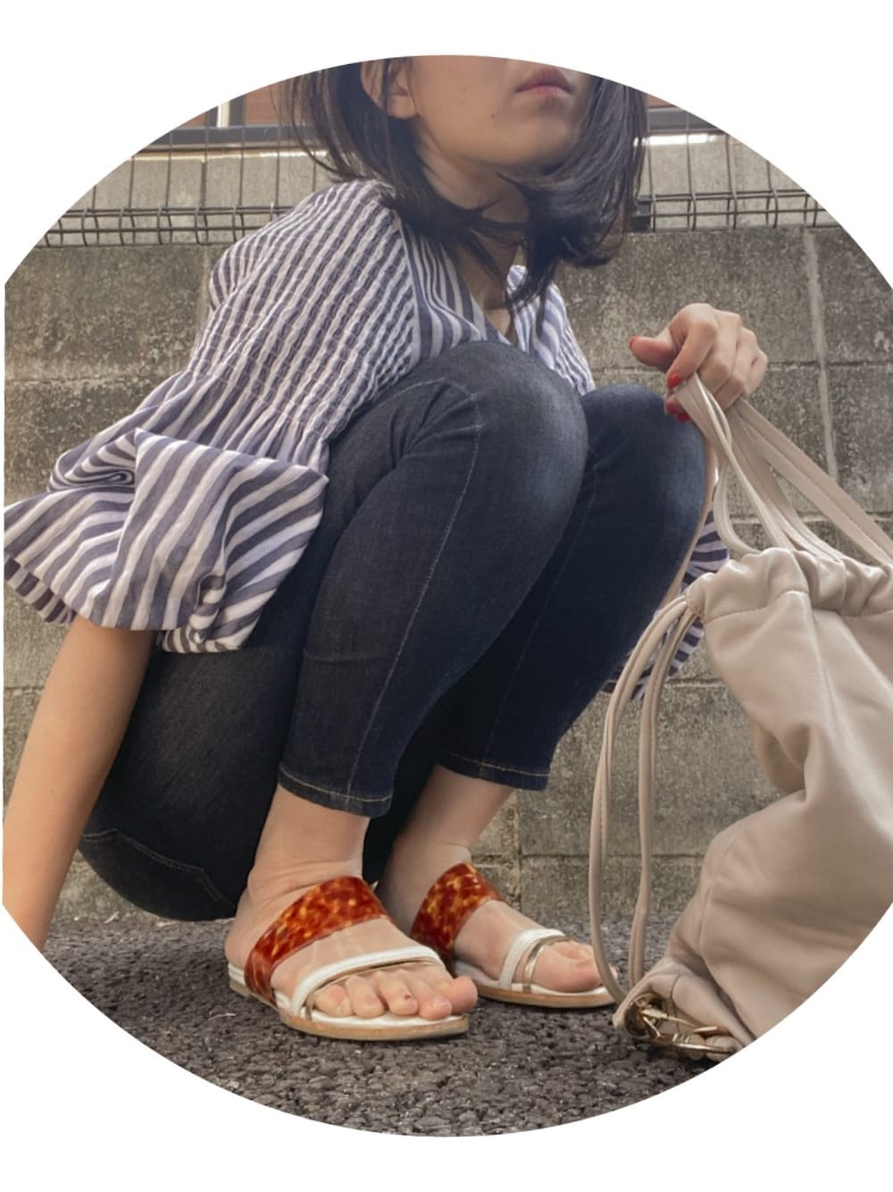 「ブラウス、ボリューム袖、大人カジュアル、パンツコーデ、夏コーデ、キレイめ、デニムパンツ、ママファッション、淡色コーデ、ラフ」｜「Banana Republicのハイライズ スキニーフィット ダークウォッシュ アンクルジーンズ（デニムパンツ、ブルー系）」を使った、winpriさん（レディース・162cm）の春コーディネートの1枚目の写真