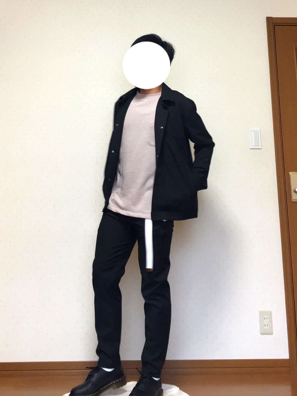 ブラック系のその他アウター、ベージュ系のスウェット、ブラック系のスラックスを着用したメンズの春コーディネートの1枚目の写真