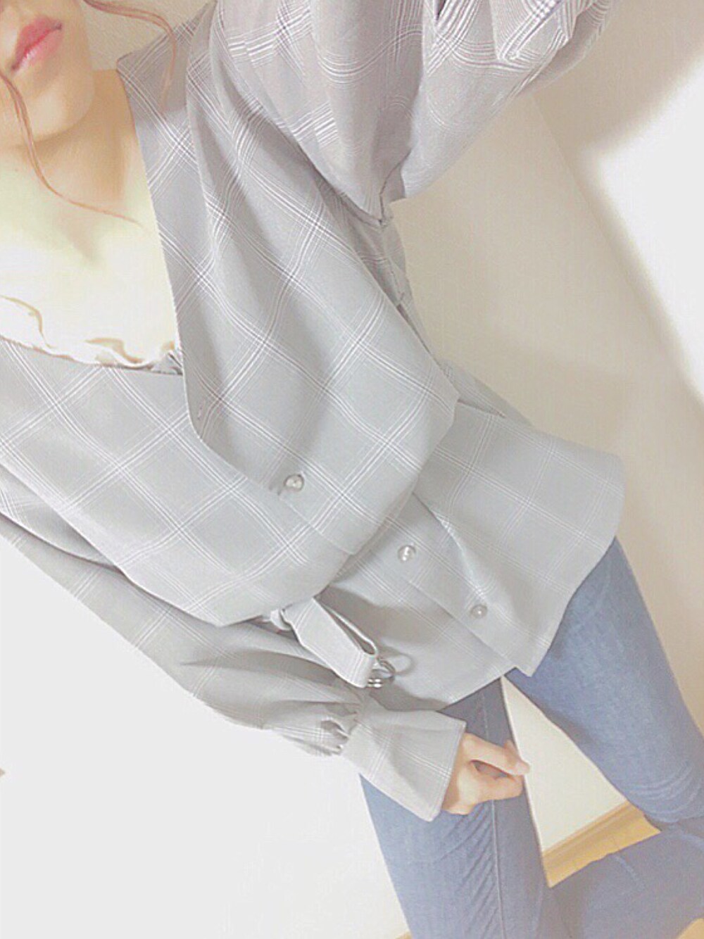グレー系のその他アウター、ホワイト系のTシャツ/カットソー、グレー系のキャミソールを着用したレディースの秋コーディネートの1枚目の写真