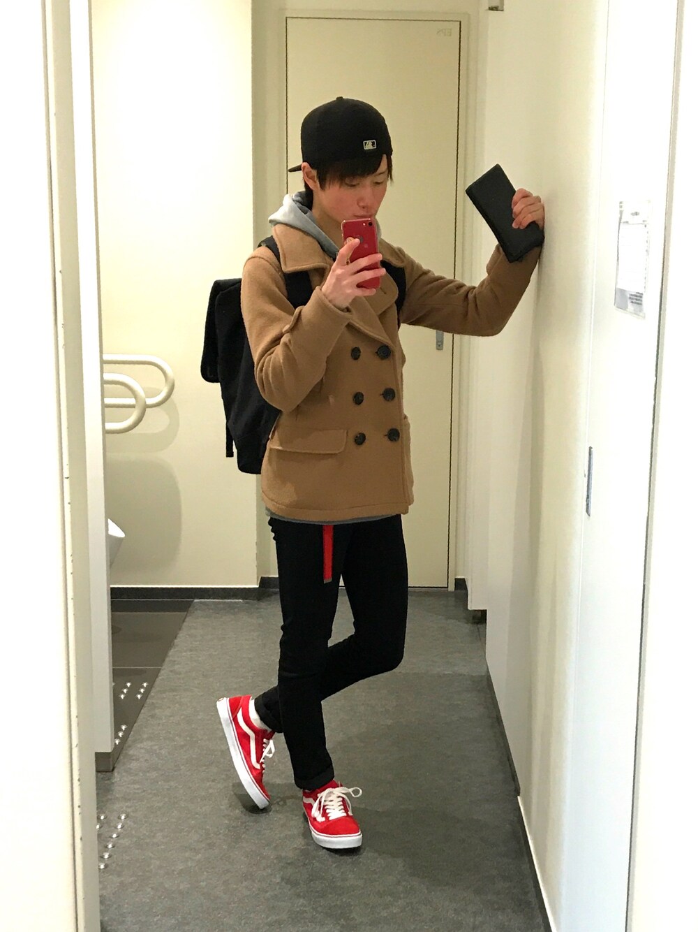 「黒スキニー、VANS、ニューエラ、ピーコート、大学生、スキニーデニム、スニーカー」｜「EMPORIO ARMANIのアイテム（財布、ブラック系）」を使った、KOHEYさん（メンズ・170cm）の冬コーディネートの1枚目の写真