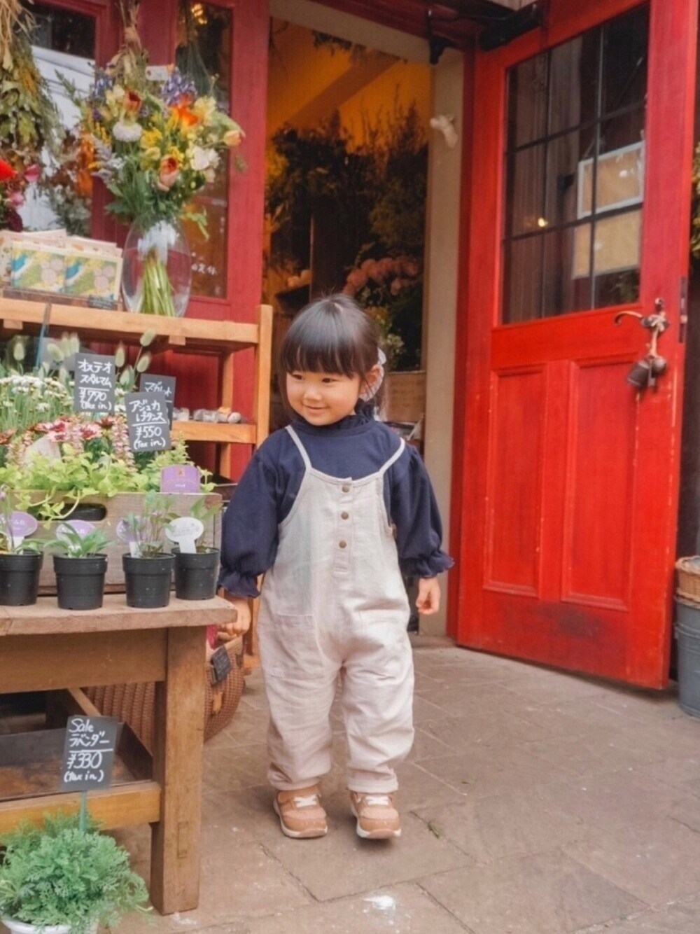 「3歳、女の子、お花屋さん、ゆるコーデ、ボリューム袖、サロペット」｜「Birthdayのアイテム（サロペット/オーバーオール、ベージュ系）」を使った、chiiさん（キッズ・90cm）の春コーディネートの1枚目の写真