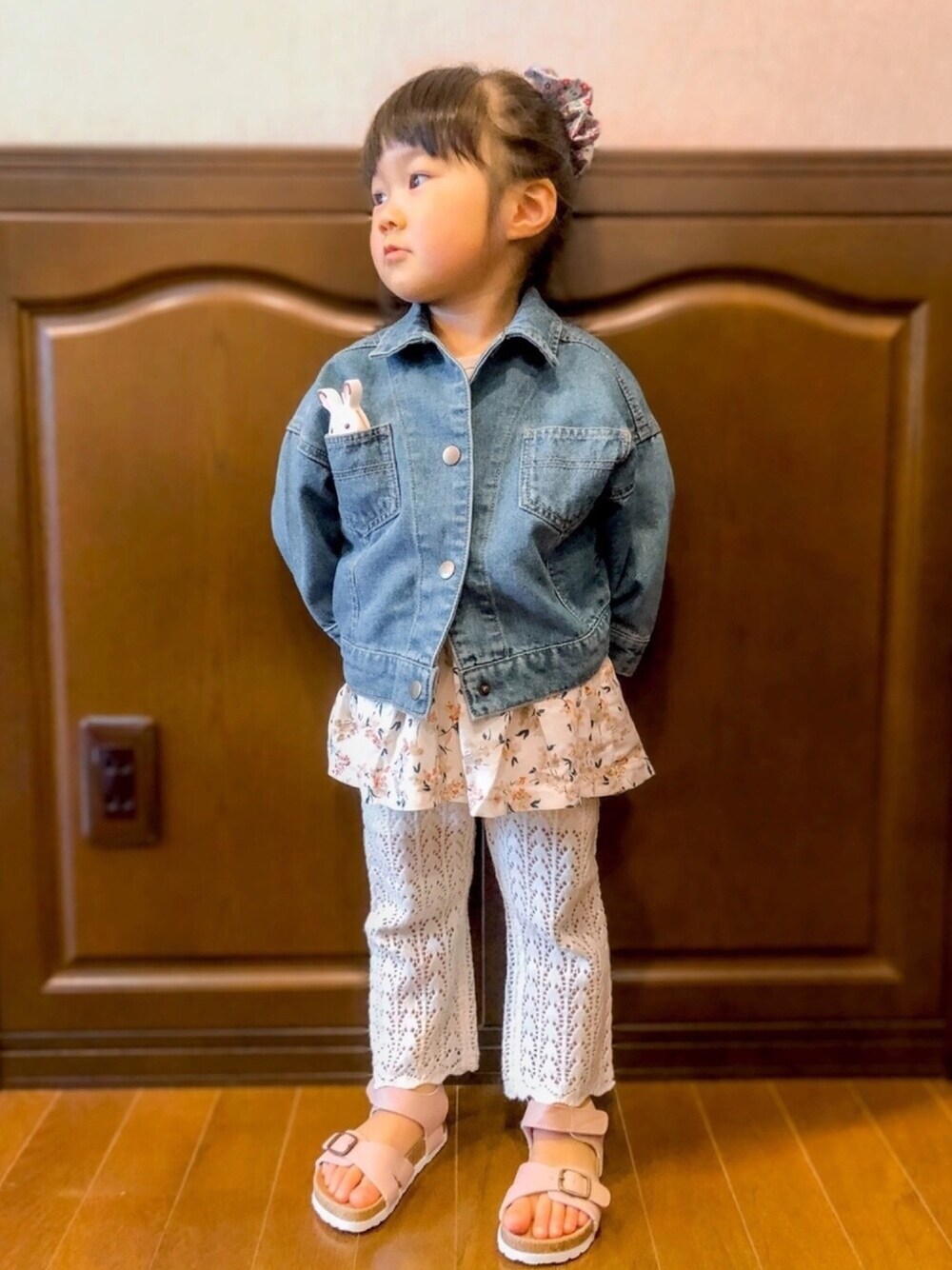「3歳、女の子、休日コーデ、カジュアルコーデ、レース編み、デニムジャケット、花柄」｜「Birthdayのアイテム（デニムジャケット、ブルー系）」を使った、chiiさん（キッズ・90cm）の春コーディネートの1枚目の写真
