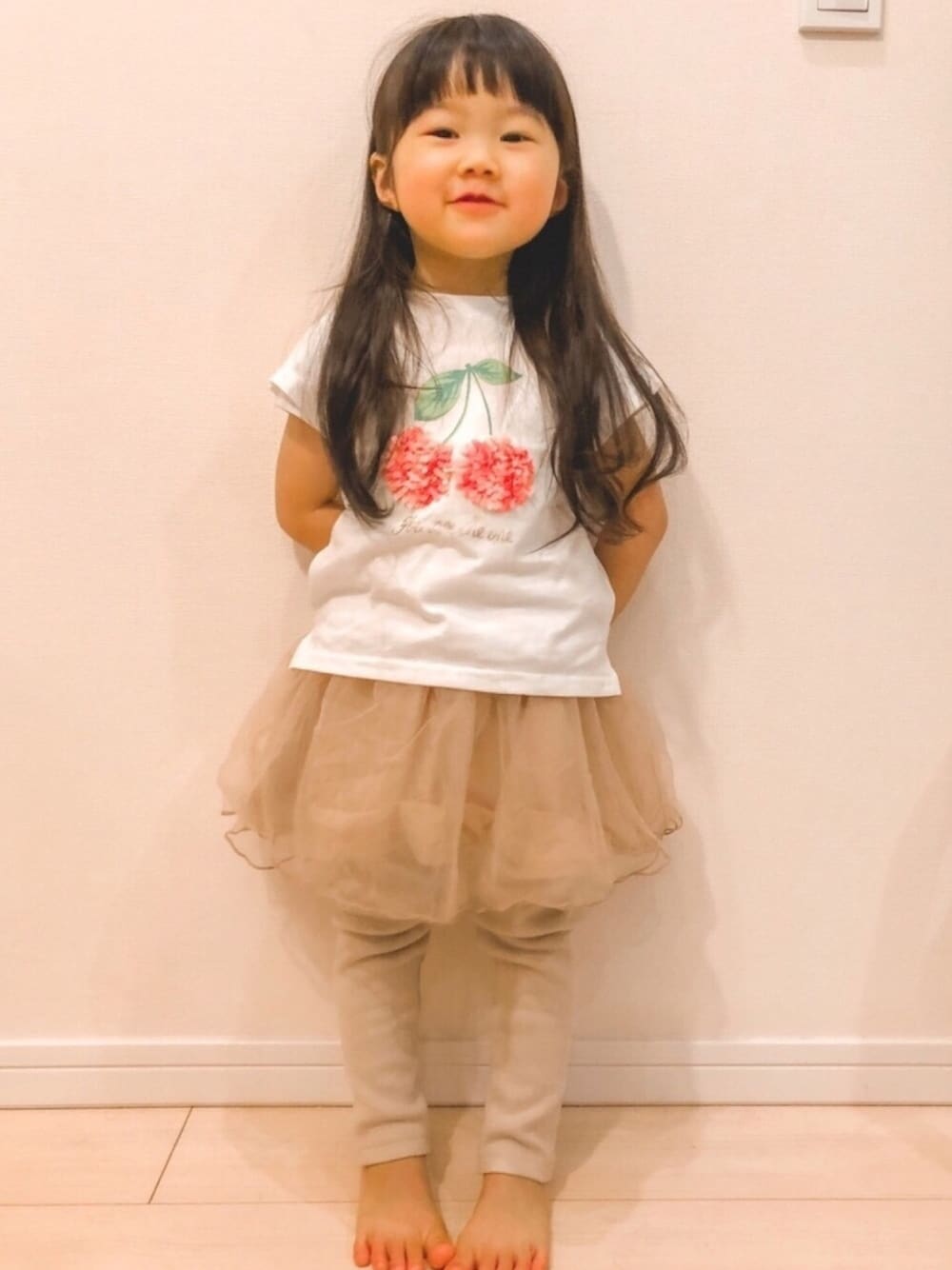 「3歳、女の子、プチプラ、さくらんぼ、Tシャツ、スカッツ、petit main」｜「petit mainのフルーツモチーフTシャツ（Tシャツ/カットソー、ホワイト系）」を使った、chiiさん（キッズ・90cm）の春コーディネートの1枚目の写真