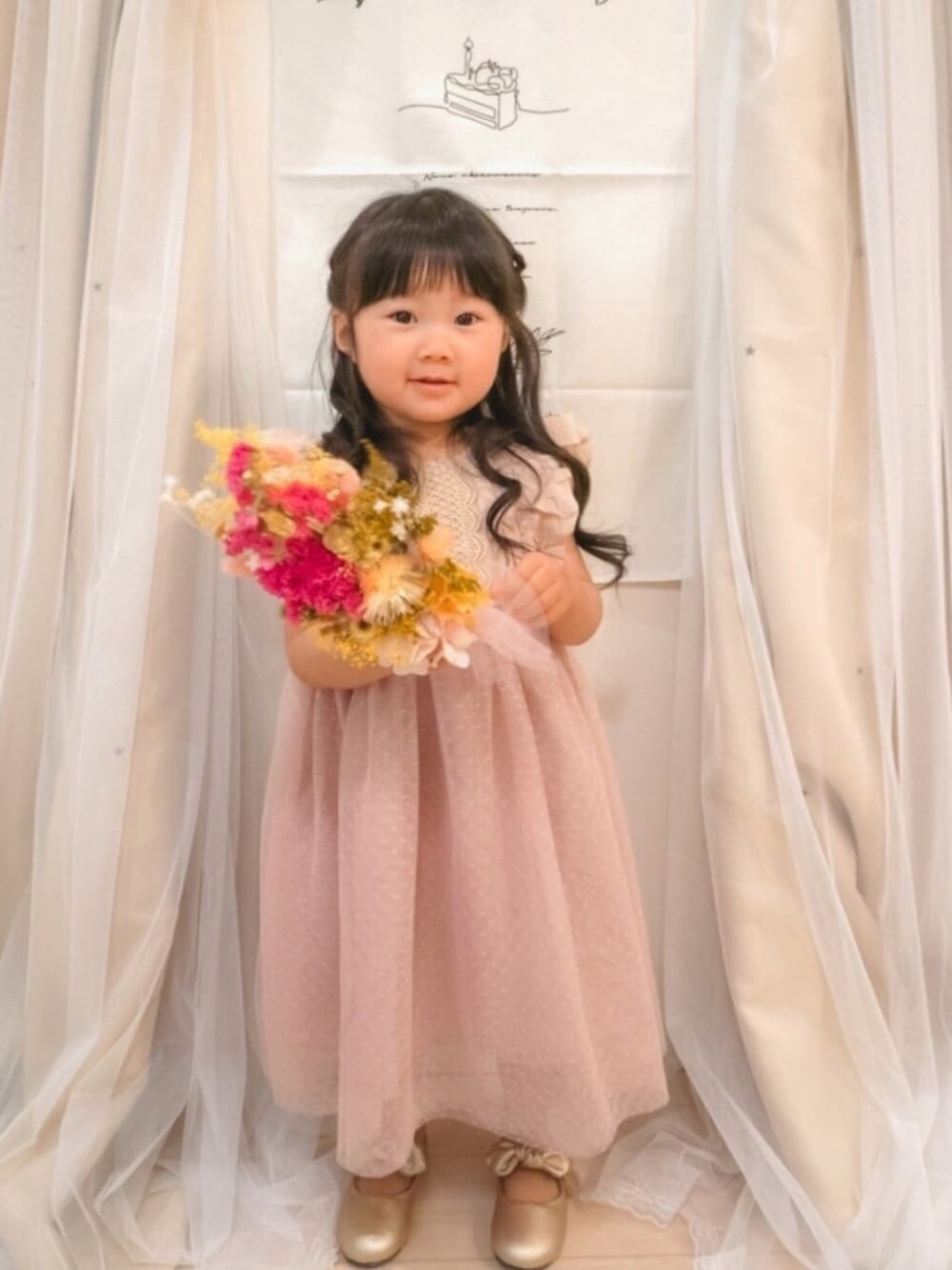 「3歳、お誕生日おめでとう！、プチプラ、ドレス、チュール、チュールワンピ、ワンピース」｜「SOROTTOのリボンベルト付きキッズパンプス（ドレスシューズ、ゴールド系）」を使った、chiiさん（キッズ・90cm）の春コーディネートの1枚目の写真