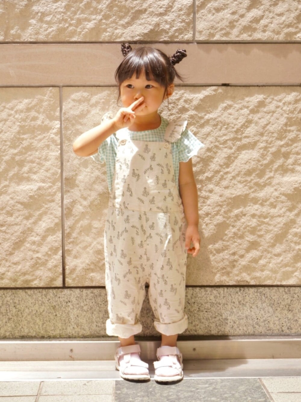 「3歳、キッズコーデ、休日スタイル、サロペット、ギンガムチェック、花柄、ミントグリーン、スポーツサンダル」｜「petit mainのスポーツサンダル（スニーカー、ピンク系）」を使った、chiiさん（キッズ・90cm）の夏コーディネートの1枚目の写真