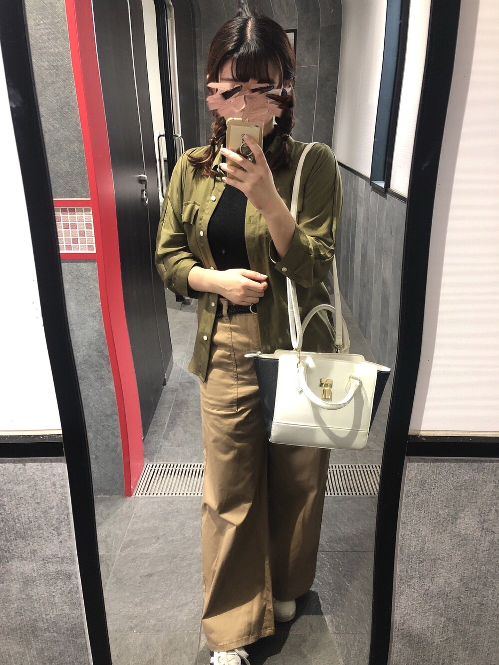 ブラウン系のパンツ、ホワイト系のバッグ、グリーン系のシャツ/ブラウスを着用したレディースの秋コーディネートの1枚目の写真