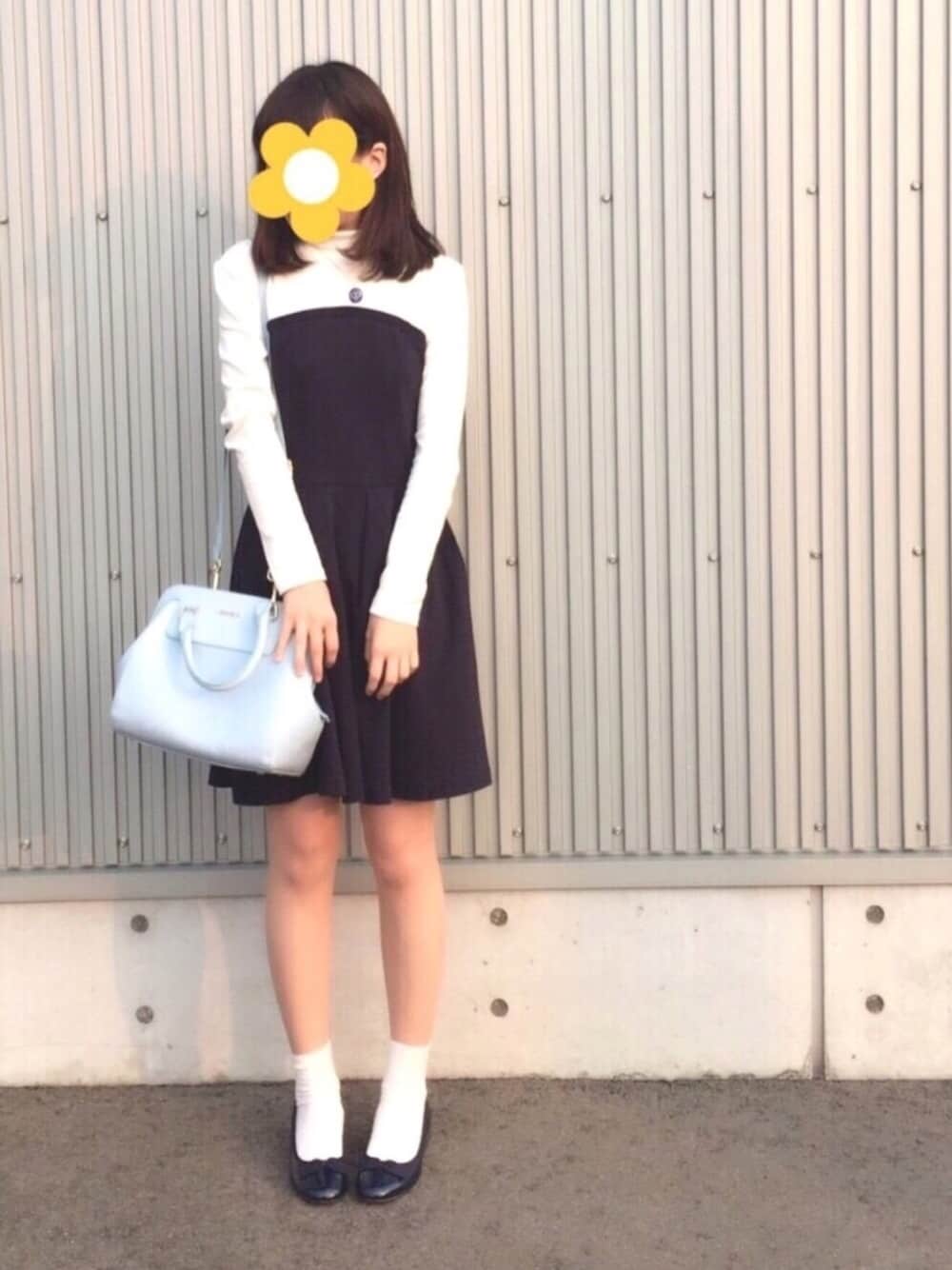 ブルー系のワンピース、ブルー系のバレエシューズ、ブルー系のショルダーバッグを着用したレディースの春コーディネートの1枚目の写真