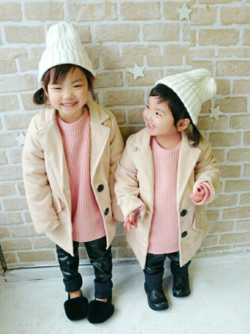 「チェスターコート、韓国子供服、レザーパンツ、キッズコーデ、姉妹コーデ、おそろいコーデ、双子コーデ、ファー、ootd、outfit」｜「韓国子供服のアイテム（チェスターコート、ベージュ系）」を使った、kaorumamaさん（キッズ・110cm）の冬コーディネートの1枚目の写真
