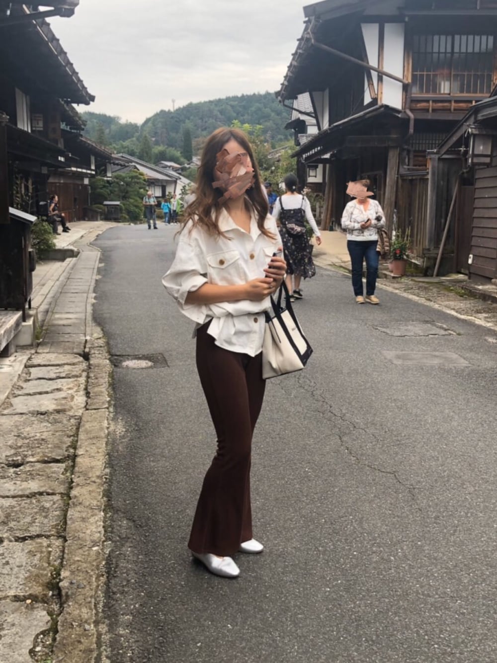 「旅行、BALENCIAGA、STEFANOGAMBA、one way、フレアパンツ、ブラウンコーデ」｜「one wayのシアービックシャツ（シャツ/ブラウス、ホワイト系）」を使った、ゆうかさん（レディース・166cm）の春コーディネートの1枚目の写真