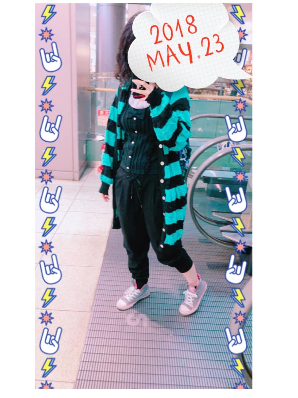 「事務の人、ラッキーカラーは黒、雨の日コーデ、雨、スカラー(ScoLar)、アルゴンキン、ボーダー、ロングカーディガン、VANS、通勤コーデ」｜「しまむらのアイテム（パンツ、ブラック系）」を使った、🐸🐸たつきてぃー🧸さん（レディース・161cm）の春コーディネートの1枚目の写真